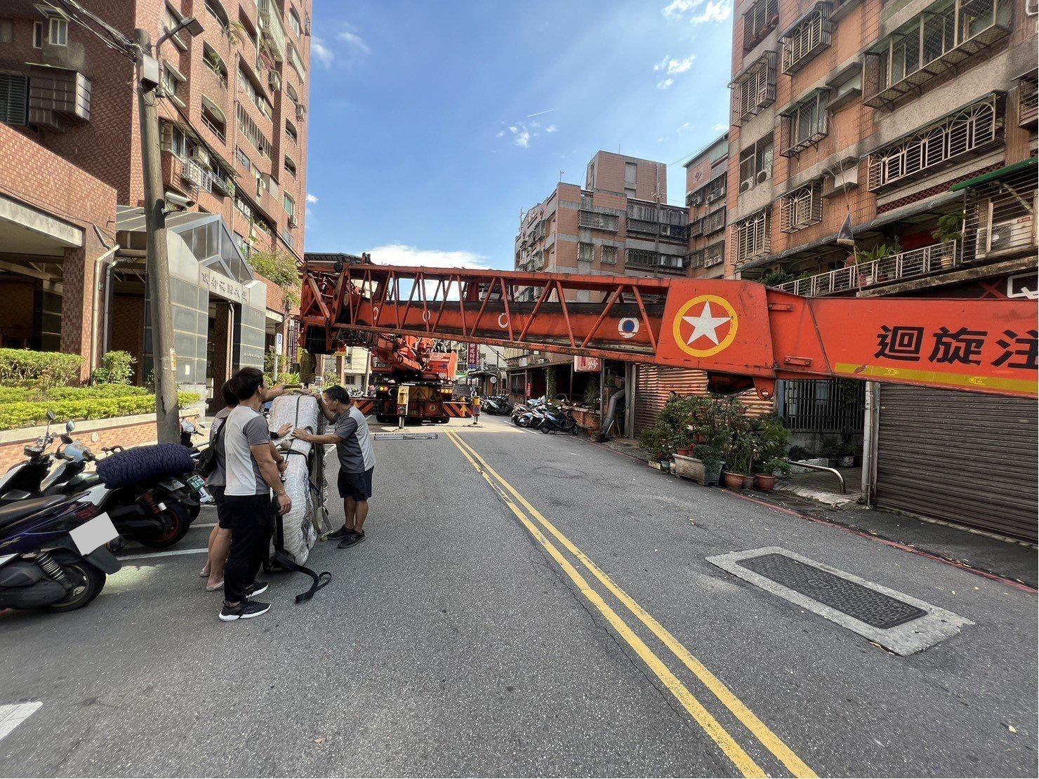 特殊搬運、搬重物【榮福搬家公司】吊掛平台鋼琴、吊掛演奏鋼琴、吊掛三角鋼琴、高樓層安全吊掛搬運鋼琴、專業搬演奏鋼琴、專業搬三角鋼琴、直立式鋼琴搬運、三角鋼琴以樓梯搬運、演奏鋼琴以樓梯搬運、演奏平台式鋼琴以樓梯辦運、音樂廳平台式鋼琴搬運、演奏會平台式鋼琴搬運、飯店平台式鋼琴搬運、跨縣市搬鋼琴、鋼琴室內移動、搬鋼琴首選、鋼琴吊掛搬運、專搬重物、搬重物技巧、新北鋼琴搬運公司推薦、大台北鋼琴搬運公司、桃園鋼琴搬運公司、新竹鋼琴搬運公司、台北搬家公司推薦:大台北搬家,精緻包裝搬運「細膩包裝、專業搬運、用心服務、以客為尊」是榮福搬家公司的宗旨與精神。歡迎立即來電02-2651-2727專人服務。 特殊搬運、搬重物【榮福搬家公司】吊掛平台鋼琴、吊掛演奏鋼琴、吊掛三角鋼琴、高樓層安全吊掛搬運鋼琴、專業搬演奏鋼琴、專業搬三角鋼琴、直立式鋼琴搬運、三角鋼琴以樓梯搬運、演奏鋼琴以樓梯搬運、演奏平台式鋼琴以樓梯辦運、音樂廳平台式鋼琴搬運、演奏會平台式鋼琴搬運、飯店平台式鋼琴搬運、跨縣市搬鋼琴、鋼琴室內移動、搬鋼琴首選、鋼琴吊掛搬運、專搬重物、搬重物技巧、新北鋼琴搬運公司推薦、大台北鋼琴搬運公司、桃園鋼琴搬運公司、新竹鋼琴搬運公司、台北搬家公司推薦:大台北搬家,精緻包裝搬運「細膩包裝、專業搬運、用心服務、以客為尊」是榮福搬家公司的宗旨與精神。歡迎立即來電02-2651-2727專人服務。