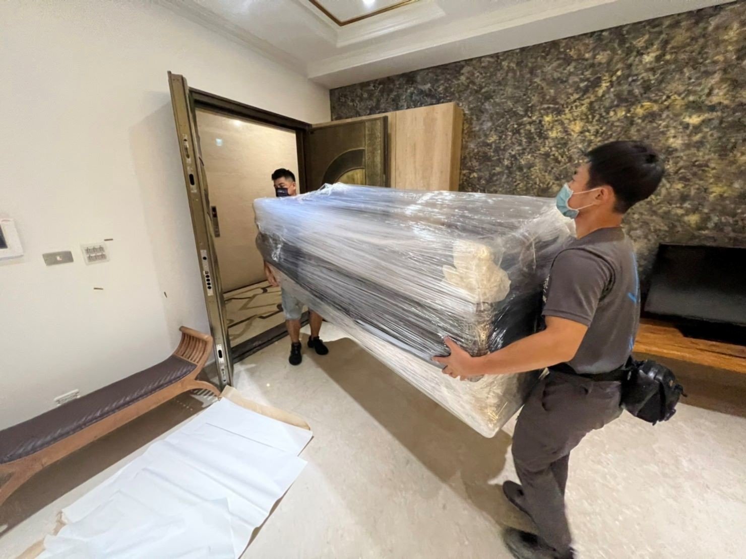 台北倉儲暫放精緻包裝∣南港倉儲暫放精緻包裝∣新北倉儲暫放精緻包裝∣雙北倉儲暫放精緻包裝∣汐止倉儲暫放精緻包裝∣中永和倉儲暫放精緻包裝∣板橋倉儲暫放精緻包裝∣五股倉儲暫放精緻包裝∣基隆倉儲暫放精緻包裝∣桃園倉儲暫放精緻包裝,精緻包裝搬運「細膩包裝、專業搬運、用心服務、以客為尊」是榮福搬家公司的宗旨與精神。歡迎立即來電02-2651-2727專人服務。 台北倉儲暫放精緻包裝∣南港倉儲暫放精緻包裝∣新北倉儲暫放精緻包裝∣雙北倉儲暫放精緻包裝∣汐止倉儲暫放精緻包裝∣中永和倉儲暫放精緻包裝∣板橋倉儲暫放精緻包裝∣五股倉儲暫放精緻包裝∣基隆倉儲暫放精緻包裝∣桃園倉儲暫放精緻包裝,精緻包裝搬運「細膩包裝、專業搬運、用心服務、以客為尊」是榮福搬家公司的宗旨與精神。歡迎立即來電02-2651-2727專人服務。