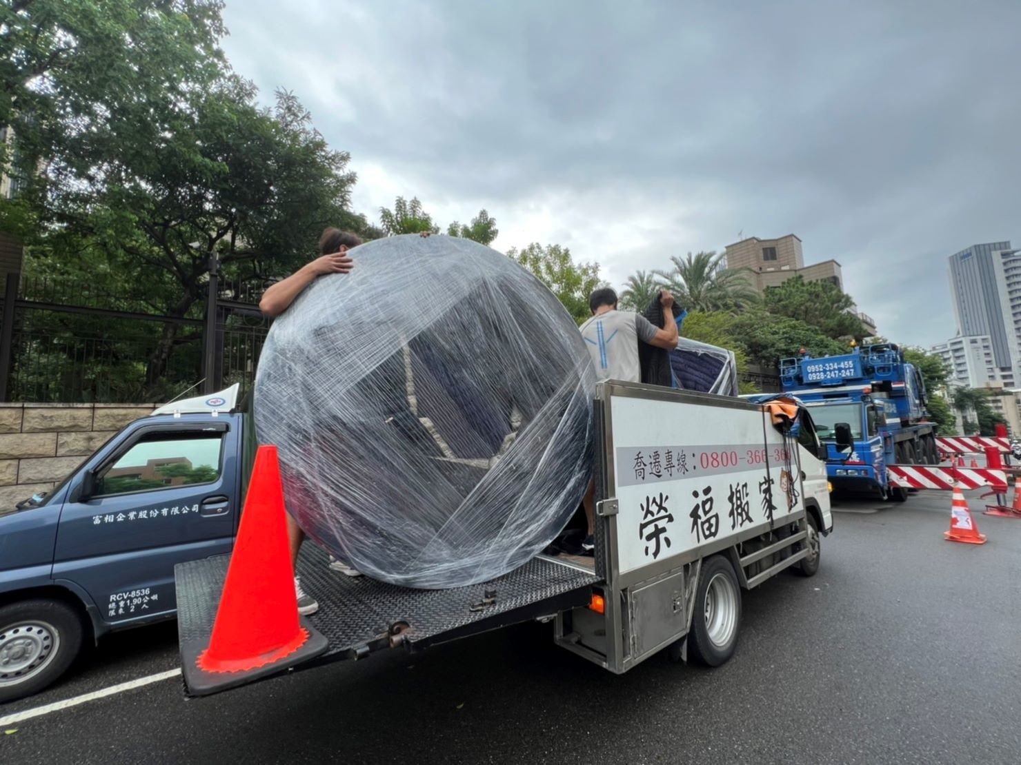 台北搬家吊掛搬運∣南港搬家吊掛搬運∣新北搬家吊掛搬運∣雙北搬家吊掛搬運∣汐止搬家吊掛搬運∣五股搬家吊掛搬運∣中永和搬家吊掛搬運∣板橋搬家吊掛搬運∣桃園搬家吊掛搬運推薦【榮福搬家】屬專業搬家細膩運唯一首選,累積20年各式各樣特殊重物的搬運經驗,專業敏捷快速完成您的各項搬運任務。榮福搬家具備精緻包裝搬運「細膩包裝、專業搬運、用心服務、以客為尊」是榮福搬家公司的宗旨與精神。歡迎立即來電02-2651-2727專人服務。 台北搬家吊掛搬運∣南港搬家吊掛搬運∣新北搬家吊掛搬運∣雙北搬家吊掛搬運∣汐止搬家吊掛搬運∣五股搬家吊掛搬運∣中永和搬家吊掛搬運∣板橋搬家吊掛搬運∣桃園搬家吊掛搬運推薦【榮福搬家】屬專業搬家細膩運唯一首選,累積20年各式各樣特殊重物的搬運經驗,專業敏捷快速完成您的各項搬運任務。榮福搬家具備精緻包裝搬運「細膩包裝、專業搬運、用心服務、以客為尊」是榮福搬家公司的宗旨與精神。歡迎立即來電02-2651-2727專人服務。
