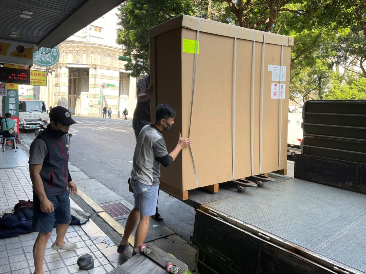 搬重物、重物搬運【榮福搬家公司】石墩搬運、搬石椅、搬石頭桌、搬洗衣機、搬披薩窯、精搬金庫、搬保險櫃、精搬魚缸、精搬鋼琴、跨縣搬家、搬工派遣、搬運、床墊搬運、冰箱搬運、搬營業用冰箱、鋼琴搬運、超低溫冷凍櫃搬運、滾筒洗衣機搬運、搬醫療床、搬電動床、搬家具、搬家首選、吊掛搬運、吊家具搬運、特殊重物搬運、專搬重物、重物搬運器、單一重物搬運、新北搬家推薦、搬家公司、基隆搬家、南港搬家、桃園搬家公司、台北搬家公司推薦:大台北搬家,精緻包裝搬運「細膩包裝、專業搬運、用心服務、以客為尊」是榮福搬家公司的宗旨與精神。歡迎立即來電02-2651-2727專人服務。 搬重物、重物搬運【榮福搬家公司】石墩搬運、搬石椅、搬石頭桌、搬洗衣機、搬披薩窯、精搬金庫、搬保險櫃、精搬魚缸、精搬鋼琴、跨縣搬家、搬工派遣、搬運、床墊搬運、冰箱搬運、搬營業用冰箱、鋼琴搬運、超低溫冷凍櫃搬運、滾筒洗衣機搬運、搬醫療床、搬電動床、搬家具、搬家首選、吊掛搬運、吊家具搬運、特殊重物搬運、專搬重物、重物搬運器、單一重物搬運、新北搬家推薦、搬家公司、基隆搬家、南港搬家、桃園搬家公司、台北搬家公司推薦:大台北搬家,精緻包裝搬運「細膩包裝、專業搬運、用心服務、以客為尊」是榮福搬家公司的宗旨與精神。歡迎立即來電02-2651-2727專人服務。