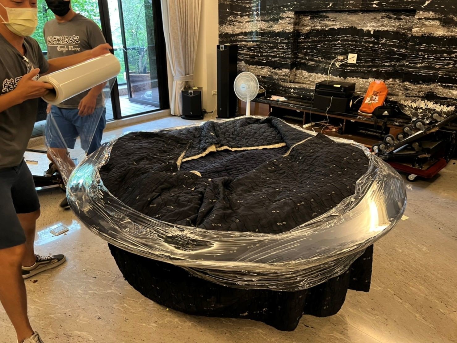 台北搬家吊掛搬運∣南港搬家吊掛搬運∣新北搬家吊掛搬運∣雙北搬家吊掛搬運∣汐止搬家吊掛搬運∣五股搬家吊掛搬運∣中永和搬家吊掛搬運∣板橋搬家吊掛搬運∣桃園搬家吊掛搬運推薦【榮福搬家】屬專業搬家細膩運唯一首選,累積20年各式各樣特殊重物的搬運經驗,專業敏捷快速完成您的各項搬運任務。榮福搬家具備精緻包裝搬運「細膩包裝、專業搬運、用心服務、以客為尊」是榮福搬家公司的宗旨與精神。歡迎立即來電02-2651-2727專人服務。 台北搬家吊掛搬運∣南港搬家吊掛搬運∣新北搬家吊掛搬運∣雙北搬家吊掛搬運∣汐止搬家吊掛搬運∣五股搬家吊掛搬運∣中永和搬家吊掛搬運∣板橋搬家吊掛搬運∣桃園搬家吊掛搬運推薦【榮福搬家】屬專業搬家細膩運唯一首選,累積20年各式各樣特殊重物的搬運經驗,專業敏捷快速完成您的各項搬運任務。榮福搬家具備精緻包裝搬運「細膩包裝、專業搬運、用心服務、以客為尊」是榮福搬家公司的宗旨與精神。歡迎立即來電02-2651-2727專人服務。