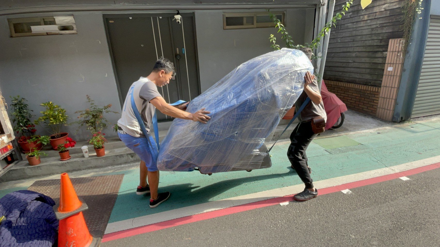 特殊重物搬運、搬按摩椅【榮福搬家公司】搬洗衣機、搬醫療床、搬電動床、搬電動醫療床、居家照護電動床搬運、搬披薩窯、精搬金庫、搬保險櫃、精搬魚缸、專搬鋼琴、搬三角琴、搬平台式鋼琴、搬重物、專搬重物、跨縣市搬家、搬工計時、人工搬運、搬床墊、搬冰箱、搬家具、大型家電搬運、搬神明桌、搬家首選、吊掛搬運、吊家具搬運、單件家具運送、單一重物搬運、重物搬運唯一首選、搬重物好評推薦、重物搬運口碑第一、家庭搬家、健身器材搬運、搬運動設備、南港搬家、基隆搬家、桃園搬家公司推薦、新北搬家公司推薦、台北搬家公司推薦:大台北搬家,精緻包裝搬運「細膩包裝、專業搬運、用心服務、以客為尊」是榮福搬家公司的宗旨與精神。歡迎立即來電02-2651-2727專人服務。 特殊重物搬運、搬按摩椅【榮福搬家公司】搬洗衣機、搬醫療床、搬電動床、搬電動醫療床、居家照護電動床搬運、搬披薩窯、精搬金庫、搬保險櫃、精搬魚缸、專搬鋼琴、搬三角琴、搬平台式鋼琴、搬重物、專搬重物、跨縣市搬家、搬工計時、人工搬運、搬床墊、搬冰箱、搬家具、大型家電搬運、搬神明桌、搬家首選、吊掛搬運、吊家具搬運、單件家具運送、單一重物搬運、重物搬運唯一首選、搬重物好評推薦、重物搬運口碑第一、家庭搬家、健身器材搬運、搬運動設備、南港搬家、基隆搬家、桃園搬家公司推薦、新北搬家公司推薦、台北搬家公司推薦:大台北搬家,精緻包裝搬運「細膩包裝、專業搬運、用心服務、以客為尊」是榮福搬家公司的宗旨與精神。歡迎立即來電02-2651-2727專人服務。