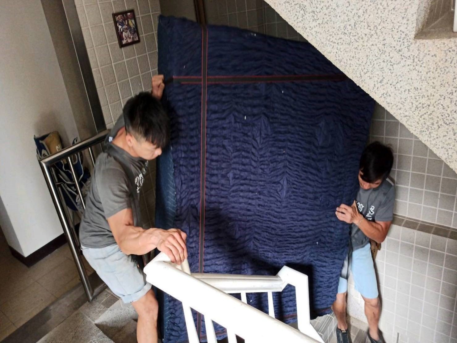 精搬鋼琴【榮福搬家】口碑第一、台北搬家推薦:由榮福搬家專業鋼琴組師傅兩人將布繩綑繞鋼琴,背於身上作業 精搬鋼琴【榮福搬家】口碑第一、台北搬家推薦:由榮福搬家專業鋼琴組師傅兩人將布繩綑繞鋼琴,背於身上作業