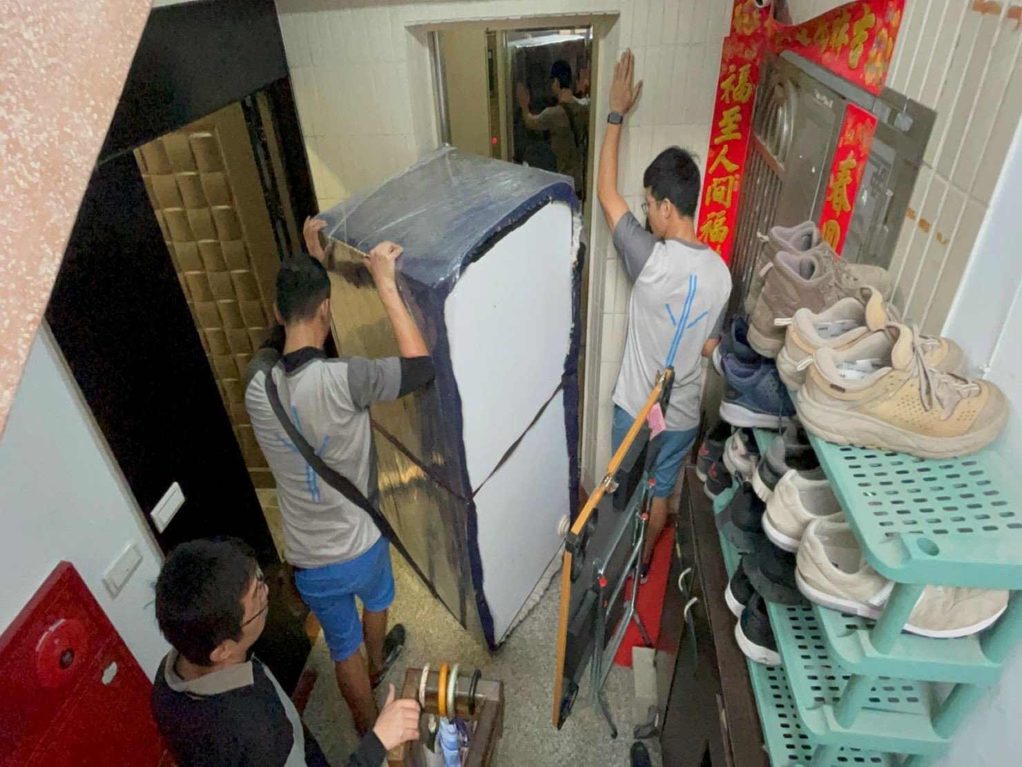 搬家公司推薦、新北搬家推薦【榮福搬家公司】南港搬家、精搬魚缸、桃園搬家公司推薦、台北搬家公司推薦、廢棄家具處理、廢棄家具清運、家庭廢棄物清運、清運、搬家、家具垃圾清運、搬家具、冰箱搬運、基隆搬家、搬洗衣機、搬家電、床墊搬運、搬保險櫃、搬金庫、搬公司行號、跨縣市搬家、搬沙發、家庭搬家、搬家首選、搬鋼琴、搬工、搬運、搬家紙箱,針對顧客都秉持以用心實在專業搬家技巧,搬家實在用心值得您的信賴與選擇。歡迎來電咨詢02-2651-2727,榮福搬家有專員立即為您服務。 搬家公司推薦、新北搬家推薦【榮福搬家公司】南港搬家、精搬魚缸、桃園搬家公司推薦、台北搬家公司推薦、廢棄家具處理、廢棄家具清運、家庭廢棄物清運、清運、搬家、家具垃圾清運、搬家具、冰箱搬運、基隆搬家、搬洗衣機、搬家電、床墊搬運、搬保險櫃、搬金庫、搬公司行號、跨縣市搬家、搬沙發、家庭搬家、搬家首選、搬鋼琴、搬工、搬運、搬家紙箱,針對顧客都秉持以用心實在專業搬家技巧,搬家實在用心值得您的信賴與選擇。歡迎來電咨詢02-2651-2727,榮福搬家有專員立即為您服務。