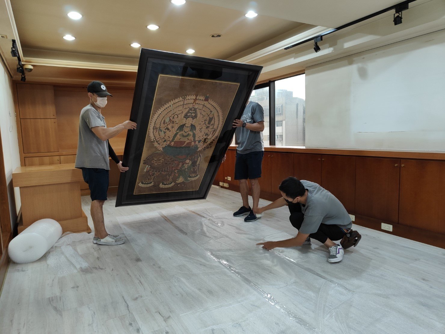 搬家首選【榮福搬家公司】大型唐卡精緻防護包裝、宗教字畫精防護緻包裝、收藏字畫精緻防護包裝、裱框字畫精緻防護包裝、玉雕神像精緻防護包裝、石雕神像精緻防護包裝、收藏神像精緻防護包裝、銅製神像藝術品精緻防護包裝、樹瘤佛像精緻防護包裝、宗教文物、佛具用品、檜木雕刻佛像、西藏佛具用品店搬運、佛像精緻防護包裝、佛禪搬運、跨縣市搬家、搬工計時、搬大型佛像、搬大型重物、特殊重物搬運、用心防護、精緻包裝、搬重物技巧、新北搬家公司推薦、搬家車、搬家公司、基隆搬家、南港搬家、桃園搬家公司推薦、台北搬家公司推薦:大台北搬家,精緻包裝搬運「細膩包裝、專業搬運、用心服務、以客為尊」是榮福搬家公司的宗旨與精神。歡迎立即來電02-2651-2727專人服務。 搬家首選【榮福搬家公司】大型唐卡精緻防護包裝、宗教字畫精防護緻包裝、收藏字畫精緻防護包裝、裱框字畫精緻防護包裝、玉雕神像精緻防護包裝、石雕神像精緻防護包裝、收藏神像精緻防護包裝、銅製神像藝術品精緻防護包裝、樹瘤佛像精緻防護包裝、宗教文物、佛具用品、檜木雕刻佛像、西藏佛具用品店搬運、佛像精緻防護包裝、佛禪搬運、跨縣市搬家、搬工計時、搬大型佛像、搬大型重物、特殊重物搬運、用心防護、精緻包裝、搬重物技巧、新北搬家公司推薦、搬家車、搬家公司、基隆搬家、南港搬家、桃園搬家公司推薦、台北搬家公司推薦:大台北搬家,精緻包裝搬運「細膩包裝、專業搬運、用心服務、以客為尊」是榮福搬家公司的宗旨與精神。歡迎立即來電02-2651-2727專人服務。