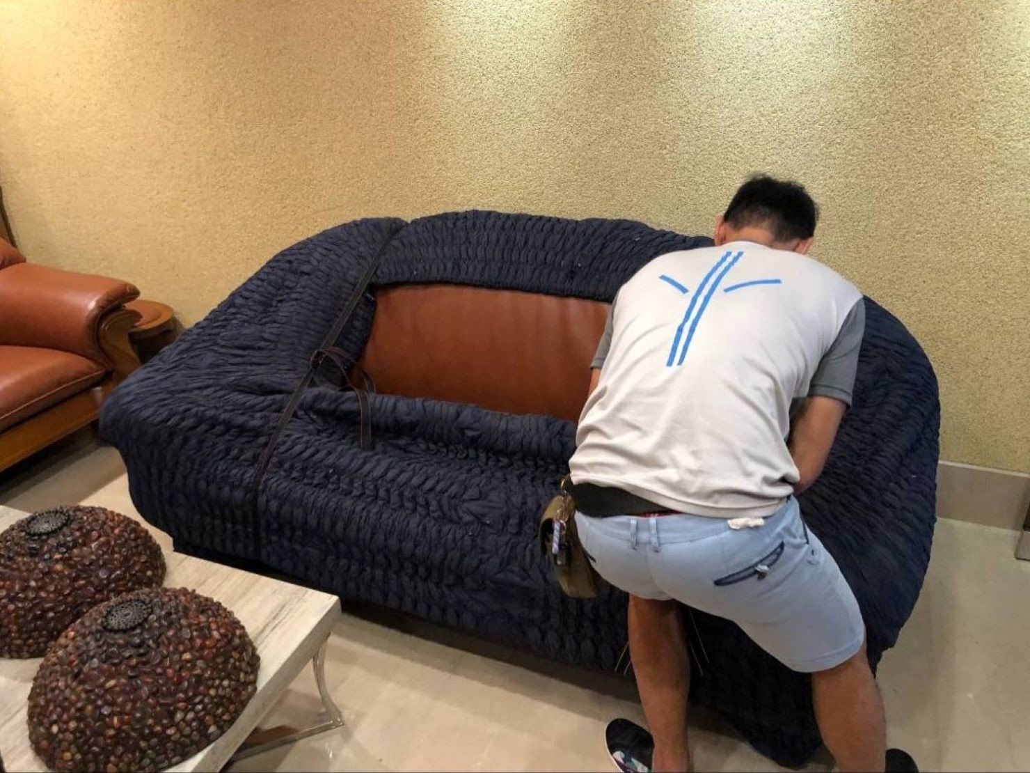 台北搬家推薦【榮福搬家】值得您來選擇:以專業用日式布套包覆,防刮傷;再以布繩將兩側綑綁,防止搬運途中布套滑落。 台北搬家推薦【榮福搬家】值得您來選擇:以專業用日式布套包覆,防刮傷;再以布繩將兩側綑綁,防止搬運途中布套滑落。