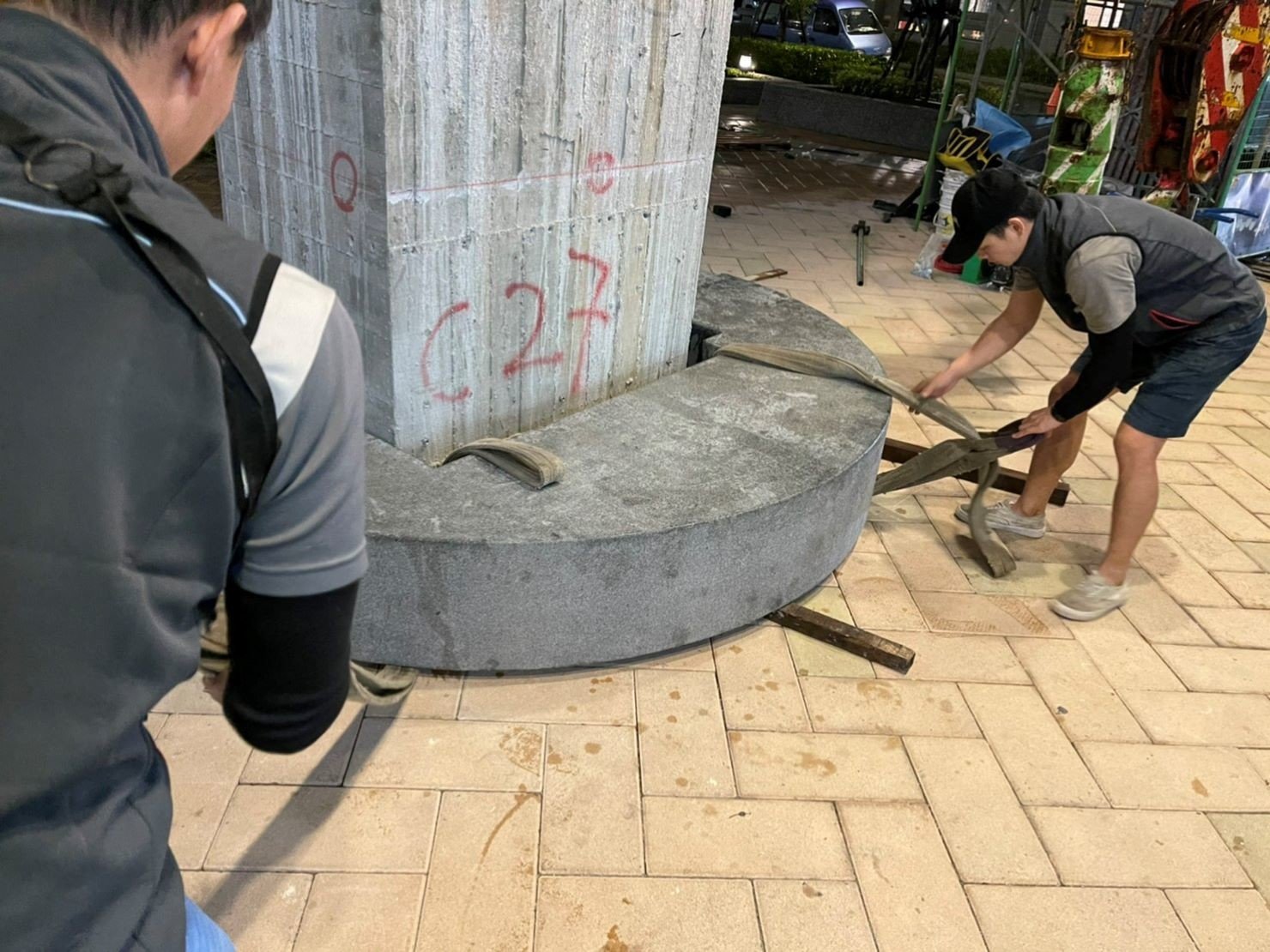 重物搬運/南港搬家【榮福搬家公司】搬洗衣機、搬披薩窯、精搬金庫、搬保險櫃、精搬魚缸、跨縣搬家、搬工派遣、搬床墊、搬冰箱、搬家具、搬家首選、吊掛搬運、吊家具搬運、台北搬家公司推薦:大台北搬家、新北搬家推薦,精緻包裝搬運「細膩包裝、專業搬運、用心服務、以客為尊」是榮福搬家公司的宗旨與精神。歡迎立即來電02-2651-2727專人服務。 重物搬運/南港搬家【榮福搬家公司】搬洗衣機、搬披薩窯、精搬金庫、搬保險櫃、精搬魚缸、跨縣搬家、搬工派遣、搬床墊、搬冰箱、搬家具、搬家首選、吊掛搬運、吊家具搬運、台北搬家公司推薦:大台北搬家、新北搬家推薦,精緻包裝搬運「細膩包裝、專業搬運、用心服務、以客為尊」是榮福搬家公司的宗旨與精神。歡迎立即來電02-2651-2727專人服務。