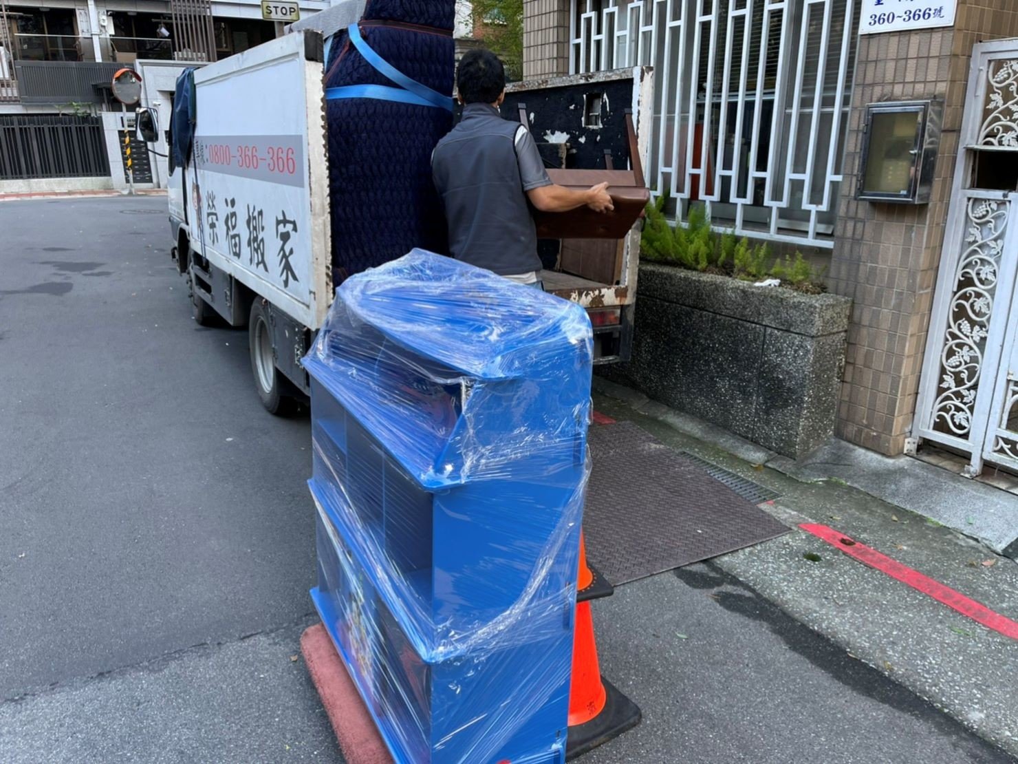 搬家公司推薦、新北搬家推薦【榮福搬家公司】南港搬家、桃園搬家公司推薦、台北搬家公司推薦、搬家具、冰箱搬運、基隆搬家、搬家電、床墊搬運、搬公司行號、家庭搬家、搬鋼琴、搬工、搬運、跨縣市搬家、搬床墊、精搬鋼琴、重物搬運、搬冰箱、搬家紙箱,針對顧客都秉持以用心實在專業搬家技巧,搬家實在用心值得您的信賴與選擇。歡迎來電咨詢02-2651-2727,榮福搬家有專員立即為您服務。 搬家公司推薦、新北搬家推薦【榮福搬家公司】南港搬家、桃園搬家公司推薦、台北搬家公司推薦、搬家具、冰箱搬運、基隆搬家、搬家電、床墊搬運、搬公司行號、家庭搬家、搬鋼琴、搬工、搬運、跨縣市搬家、搬床墊、精搬鋼琴、重物搬運、搬冰箱、搬家紙箱,針對顧客都秉持以用心實在專業搬家技巧,搬家實在用心值得您的信賴與選擇。歡迎來電咨詢02-2651-2727,榮福搬家有專員立即為您服務。