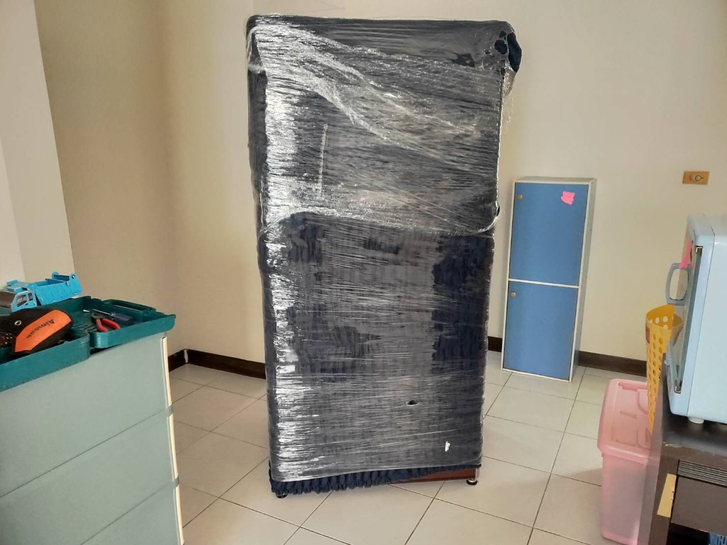 台北搬家、新北搬家【榮福搬家公司】口碑第一、台北搬家公司:將冰箱用布套與膠膜做雙層防護,防碰撞、防水氣滲入。 台北搬家、新北搬家【榮福搬家公司】口碑第一、台北搬家公司:將冰箱用布套與膠膜做雙層防護,防碰撞、防水氣滲入。