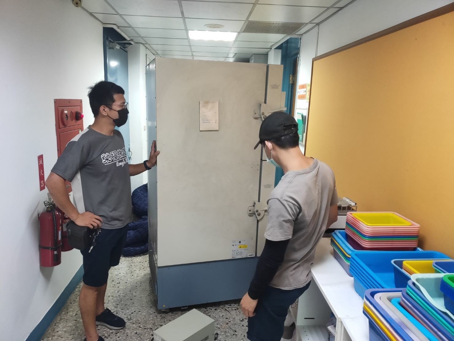 特殊重物搬運、專搬重物、特殊搬運、搬生醫設備【榮福搬家公司】搬披薩窯、精搬金庫、搬保險櫃、鋼琴搬運、按摩椅搬運、搬醫療床、電動床搬運、精搬魚缸、搬魚缸、跨縣市搬家、搬工計時、人工搬運、搬直立式冷凍櫃、搬超低溫冰箱、負86度超低溫冰箱搬運、營業用冰箱搬運、搬機械設備、各式機台搬運、精密儀器、臥室工作檯冰箱、實驗室設備、廚房大型設備搬運、搬營業用製冰機、烘焙設備搬運、搬營業用烤箱、廠房遷移、店面搬遷,實驗室搬遷、搬家首選、吊車吊掛搬運、吊家具搬運、台北搬家公司推薦:大台北搬家,精緻包裝搬運「細膩包裝、專業搬運、用心服務、以客為尊」是榮福搬家公司的宗旨與精神。歡迎立即來電02-2651-2727專人服務。 特殊重物搬運、專搬重物、特殊搬運、搬生醫設備【榮福搬家公司】搬披薩窯、精搬金庫、搬保險櫃、鋼琴搬運、按摩椅搬運、搬醫療床、電動床搬運、精搬魚缸、搬魚缸、跨縣市搬家、搬工計時、人工搬運、搬直立式冷凍櫃、搬超低溫冰箱、負86度超低溫冰箱搬運、營業用冰箱搬運、搬機械設備、各式機台搬運、精密儀器、臥室工作檯冰箱、實驗室設備、廚房大型設備搬運、搬營業用製冰機、烘焙設備搬運、搬營業用烤箱、廠房遷移、店面搬遷,實驗室搬遷、搬家首選、吊車吊掛搬運、吊家具搬運、台北搬家公司推薦:大台北搬家,精緻包裝搬運「細膩包裝、專業搬運、用心服務、以客為尊」是榮福搬家公司的宗旨與精神。歡迎立即來電02-2651-2727專人服務。