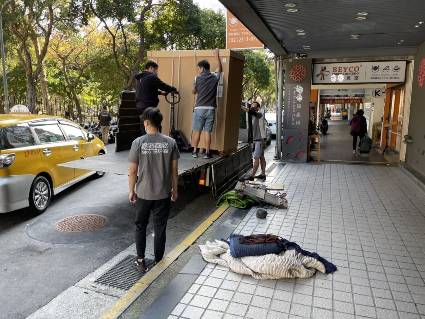 搬重物、重物搬運【榮福搬家公司】石墩搬運、搬石椅、搬石頭桌、搬洗衣機、搬披薩窯、精搬金庫、搬保險櫃、精搬魚缸、精搬鋼琴、跨縣搬家、搬工派遣、搬運、床墊搬運、冰箱搬運、搬營業用冰箱、鋼琴搬運、超低溫冷凍櫃搬運、滾筒洗衣機搬運、搬醫療床、搬電動床、搬家具、搬家首選、吊掛搬運、吊家具搬運、特殊重物搬運、專搬重物、重物搬運器、單一重物搬運、新北搬家推薦、搬家公司、基隆搬家、南港搬家、桃園搬家公司、台北搬家公司推薦:大台北搬家,精緻包裝搬運「細膩包裝、專業搬運、用心服務、以客為尊」是榮福搬家公司的宗旨與精神。歡迎立即來電02-2651-2727專人服務。 搬重物、重物搬運【榮福搬家公司】石墩搬運、搬石椅、搬石頭桌、搬洗衣機、搬披薩窯、精搬金庫、搬保險櫃、精搬魚缸、精搬鋼琴、跨縣搬家、搬工派遣、搬運、床墊搬運、冰箱搬運、搬營業用冰箱、鋼琴搬運、超低溫冷凍櫃搬運、滾筒洗衣機搬運、搬醫療床、搬電動床、搬家具、搬家首選、吊掛搬運、吊家具搬運、特殊重物搬運、專搬重物、重物搬運器、單一重物搬運、新北搬家推薦、搬家公司、基隆搬家、南港搬家、桃園搬家公司、台北搬家公司推薦:大台北搬家,精緻包裝搬運「細膩包裝、專業搬運、用心服務、以客為尊」是榮福搬家公司的宗旨與精神。歡迎立即來電02-2651-2727專人服務。