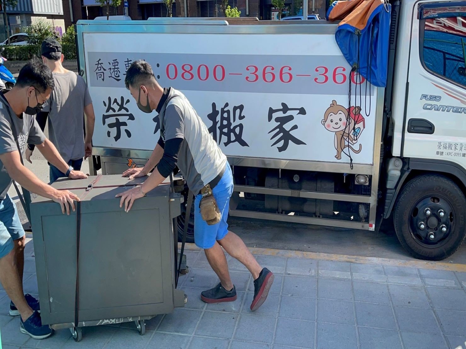 搬金庫、重物搬運【榮福搬家公司】石墩搬運、搬石椅、搬石頭桌、搬洗衣機、搬披薩窯、精搬金庫、搬保險櫃、精搬魚缸、精搬鋼琴、跨縣市搬家、搬工派遣、搬運、床墊搬運、冰箱搬運、大型家具搬運、單件家具運送、單一物件搬運、搬家首選、吊掛搬運、吊家具搬運、特殊重物搬運、專搬重物、新北搬家推薦、搬家公司、基隆搬家、南港搬家、桃園搬家公司、台北搬家公司推薦:大台北搬家,精緻包裝搬運「細膩包裝、專業搬運、用心服務、以客為尊」是榮福搬家公司的宗旨與精神。歡迎立即來電02-2651-2727專人服務。 搬金庫、重物搬運【榮福搬家公司】石墩搬運、搬石椅、搬石頭桌、搬洗衣機、搬披薩窯、精搬金庫、搬保險櫃、精搬魚缸、精搬鋼琴、跨縣市搬家、搬工派遣、搬運、床墊搬運、冰箱搬運、大型家具搬運、單件家具運送、單一物件搬運、搬家首選、吊掛搬運、吊家具搬運、特殊重物搬運、專搬重物、新北搬家推薦、搬家公司、基隆搬家、南港搬家、桃園搬家公司、台北搬家公司推薦:大台北搬家,精緻包裝搬運「細膩包裝、專業搬運、用心服務、以客為尊」是榮福搬家公司的宗旨與精神。歡迎立即來電02-2651-2727專人服務。