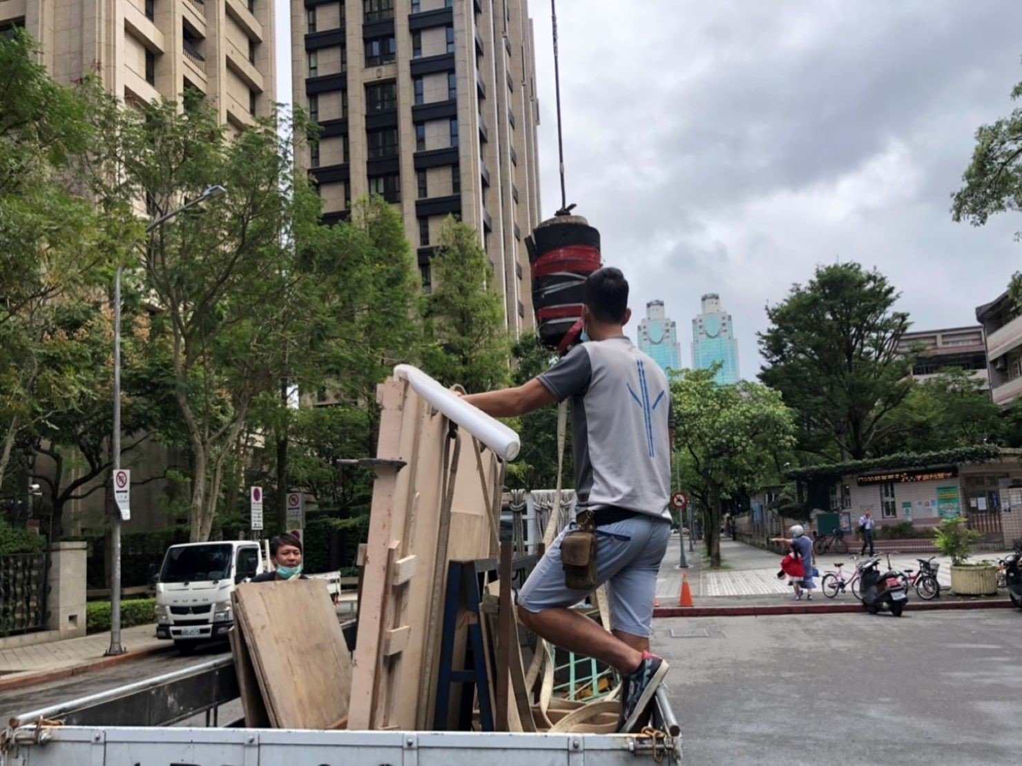 搬家公司推薦【榮福搬家公司】跨縣搬家、搬家首選、吊掛搬運、吊家具搬運、台北搬家公司推薦:大台北搬家,精緻包裝搬運「細膩包裝、專業搬運、用心服務、以客為尊」是榮福搬家公司的宗旨與精神。歡迎立即來電02-2651-2727專人服務。 搬家公司推薦【榮福搬家公司】跨縣搬家、搬家首選、吊掛搬運、吊家具搬運、台北搬家公司推薦:大台北搬家,精緻包裝搬運「細膩包裝、專業搬運、用心服務、以客為尊」是榮福搬家公司的宗旨與精神。歡迎立即來電02-2651-2727專人服務。