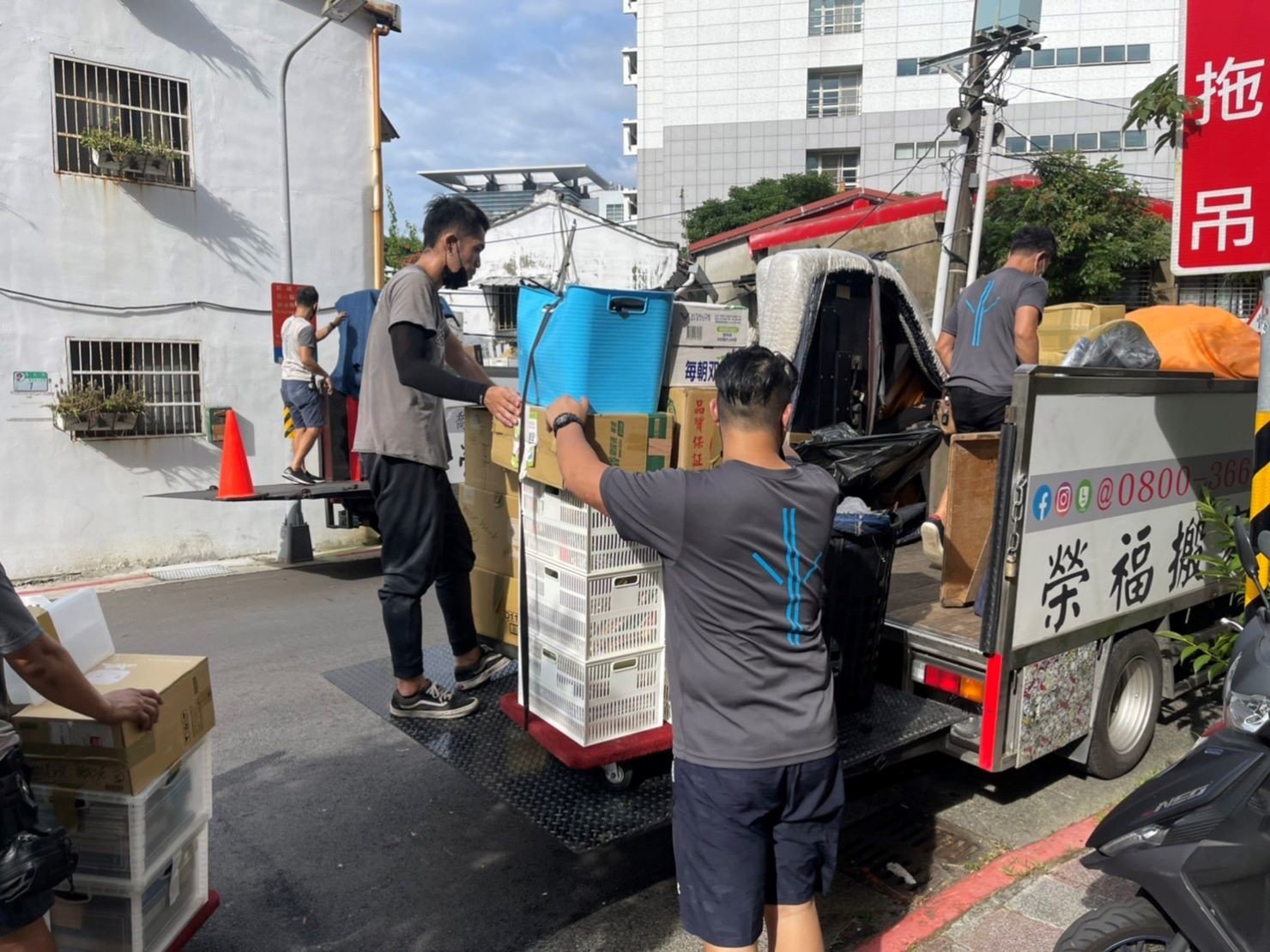 特殊搬運、搬重物【榮福搬家公司】精緻包裝鋼琴、演奏鋼琴、三角鋼琴、鋼琴搬運、三角鋼琴以樓梯搬運、演奏鋼琴以樓梯搬運、演奏平台式鋼琴以樓梯辦運、音樂廳平台式鋼琴搬運、演奏會平台式鋼琴搬運、飯店平台式鋼琴搬運、跨縣市搬鋼琴、鋼琴室內移動、搬鋼琴首選、鋼琴吊掛搬運、專搬重物、搬重物技巧、新北鋼琴搬運公司推薦、大台北鋼琴搬運公司、桃園鋼琴搬運公司、新竹鋼琴搬運公司、台北搬家公司推薦:大台北搬家,精緻包裝搬運「細膩包裝、專業搬運、用心服務、以客為尊」是榮福搬家公司的宗旨與精神。歡迎立即來電02-2651-2727專人服務。 特殊搬運、搬重物【榮福搬家公司】精緻包裝鋼琴、演奏鋼琴、三角鋼琴、鋼琴搬運、三角鋼琴以樓梯搬運、演奏鋼琴以樓梯搬運、演奏平台式鋼琴以樓梯辦運、音樂廳平台式鋼琴搬運、演奏會平台式鋼琴搬運、飯店平台式鋼琴搬運、跨縣市搬鋼琴、鋼琴室內移動、搬鋼琴首選、鋼琴吊掛搬運、專搬重物、搬重物技巧、新北鋼琴搬運公司推薦、大台北鋼琴搬運公司、桃園鋼琴搬運公司、新竹鋼琴搬運公司、台北搬家公司推薦:大台北搬家,精緻包裝搬運「細膩包裝、專業搬運、用心服務、以客為尊」是榮福搬家公司的宗旨與精神。歡迎立即來電02-2651-2727專人服務。