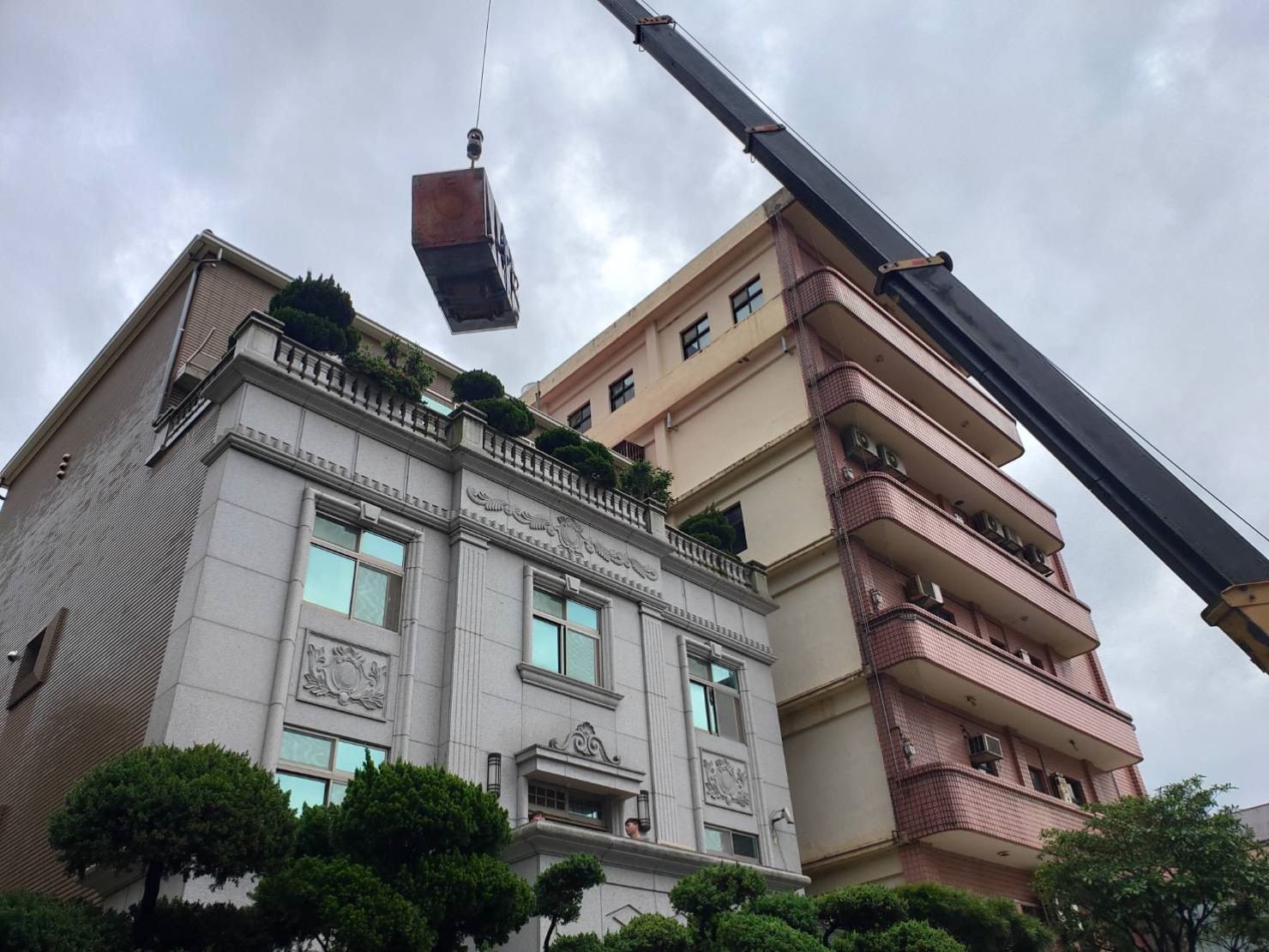 搬金庫【榮福搬家】搬家口碑第一、台北搬家推薦:吊車服務-將金庫吊起從陽台進入 搬金庫【榮福搬家】搬家口碑第一、台北搬家推薦:吊車服務-將金庫吊起從陽台進入