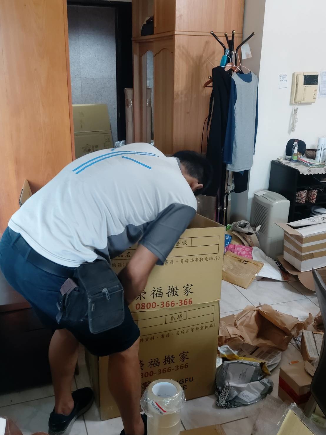 無痛搬家、專人打包、搬家公司推薦、新北搬家公司推薦【榮福搬家公司】國際海運包裝、國際海運運送、安全包裝、基隆搬家、南港搬家、桃園搬家公司推薦、家庭搬家、精密儀器搬運、精密儀器包裝、客製化精緻搬家、精緻包裝、裝箱打包、跨縣市搬家、搬工計時、人工搬運、床墊搬運、冰箱搬運、搬家具、單件家具搬運、單一物件搬運、藝術品包裝運輸、藝術品搬運、搬家首選、吊掛搬運、吊家具搬運、搬家紙箱、氣泡捲、膠膜、黃色透明膠帶、白土報紙、大型家具搬運、紅酒瓶精緻包裝、紅酒櫃包裝、台北搬家公司推薦:大台北搬家,精緻包裝搬運「細膩包裝、專業搬運、用心服務、以客為尊」是榮福搬家公司的宗旨與精神。歡迎立即來電02-2651-2727專人服務。 無痛搬家、專人打包、搬家公司推薦、新北搬家公司推薦【榮福搬家公司】國際海運包裝、國際海運運送、安全包裝、基隆搬家、南港搬家、桃園搬家公司推薦、家庭搬家、精密儀器搬運、精密儀器包裝、客製化精緻搬家、精緻包裝、裝箱打包、跨縣市搬家、搬工計時、人工搬運、床墊搬運、冰箱搬運、搬家具、單件家具搬運、單一物件搬運、藝術品包裝運輸、藝術品搬運、搬家首選、吊掛搬運、吊家具搬運、搬家紙箱、氣泡捲、膠膜、黃色透明膠帶、白土報紙、大型家具搬運、紅酒瓶精緻包裝、紅酒櫃包裝、台北搬家公司推薦:大台北搬家,精緻包裝搬運「細膩包裝、專業搬運、用心服務、以客為尊」是榮福搬家公司的宗旨與精神。歡迎立即來電02-2651-2727專人服務。