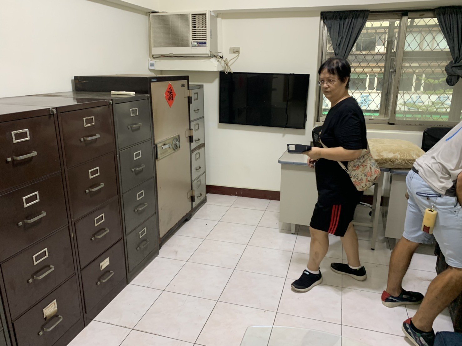 專搬金庫【榮福搬家公司】搬家公司首選、台北搬家、新北搬家公司推薦:搬金庫、保險櫃搬運、搬重物、搬佛像、玉石、原石等搬運服務,包裝搬運、打包裝箱「細膩包裝、專業搬運、用心服務、以客為尊」是榮福搬家公司的宗旨與精神。歡迎立即來電02-2651-2727專人服務。 專搬金庫【榮福搬家公司】搬家公司首選、台北搬家、新北搬家公司推薦:搬金庫、保險櫃搬運、搬重物、搬佛像、玉石、原石等搬運服務,包裝搬運、打包裝箱「細膩包裝、專業搬運、用心服務、以客為尊」是榮福搬家公司的宗旨與精神。歡迎立即來電02-2651-2727專人服務。