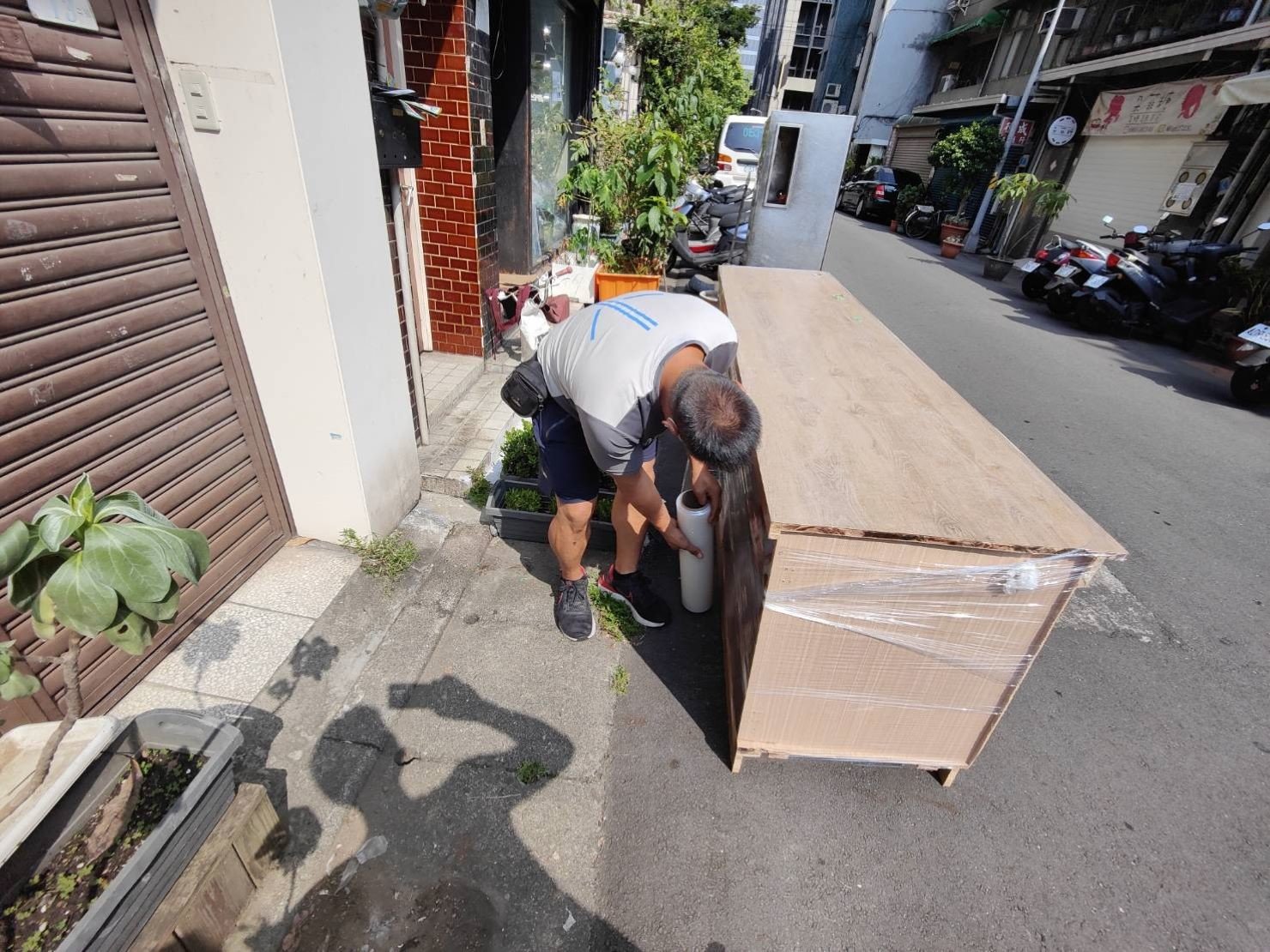 【榮福搬家】營業用冰箱吊掛、營業用烤箱搬運、中島工作檯櫃吊掛、工作搬遷,工作桌、長桌吧檯,台北搬家公司推薦:大台北搬家,精緻包裝搬運「細膩包裝、專業搬運、用心服務、以客為尊」搬家首選、吊掛搬運、吊家具搬運、台北搬家公司推薦:大台北搬家,精緻包裝搬運「細膩包裝、專業搬運、用心服務、以客為尊」是榮福搬家公司的宗旨與精神。歡迎立即來電02-2651-2727專人服務。 【榮福搬家】營業用冰箱吊掛、營業用烤箱搬運、中島工作檯櫃吊掛、工作搬遷,工作桌、長桌吧檯,台北搬家公司推薦:大台北搬家,精緻包裝搬運「細膩包裝、專業搬運、用心服務、以客為尊」搬家首選、吊掛搬運、吊家具搬運、台北搬家公司推薦:大台北搬家,精緻包裝搬運「細膩包裝、專業搬運、用心服務、以客為尊」是榮福搬家公司的宗旨與精神。歡迎立即來電02-2651-2727專人服務。
