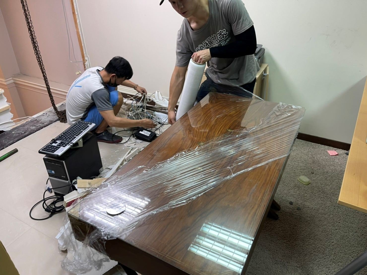 專搬重物、搬家公司推薦、新北搬家公司推薦【榮福搬家公司】基隆搬家、南港搬家、桃園搬家公司推薦、家庭搬家、精緻搬家、精緻包裝、打包裝箱、跨縣市搬家、搬工計時、人工搬運、床墊搬運、冰箱搬運、搬家具、搬家首選、吊掛搬運、吊家具搬運、搬家紙箱、氣泡捲、膠膜、黃色透明膠帶、大型家具搬運、搬木製家具、搬大理石桌、台北搬家公司推薦:大台北搬家,精緻包裝搬運「細膩包裝、專業搬運、用心服務、以客為尊」是榮福搬家公司的宗旨與精神。歡迎立即來電02-2651-2727專人服務。 專搬重物、搬家公司推薦、新北搬家公司推薦【榮福搬家公司】基隆搬家、南港搬家、桃園搬家公司推薦、家庭搬家、精緻搬家、精緻包裝、打包裝箱、跨縣市搬家、搬工計時、人工搬運、床墊搬運、冰箱搬運、搬家具、搬家首選、吊掛搬運、吊家具搬運、搬家紙箱、氣泡捲、膠膜、黃色透明膠帶、大型家具搬運、搬木製家具、搬大理石桌、台北搬家公司推薦:大台北搬家,精緻包裝搬運「細膩包裝、專業搬運、用心服務、以客為尊」是榮福搬家公司的宗旨與精神。歡迎立即來電02-2651-2727專人服務。