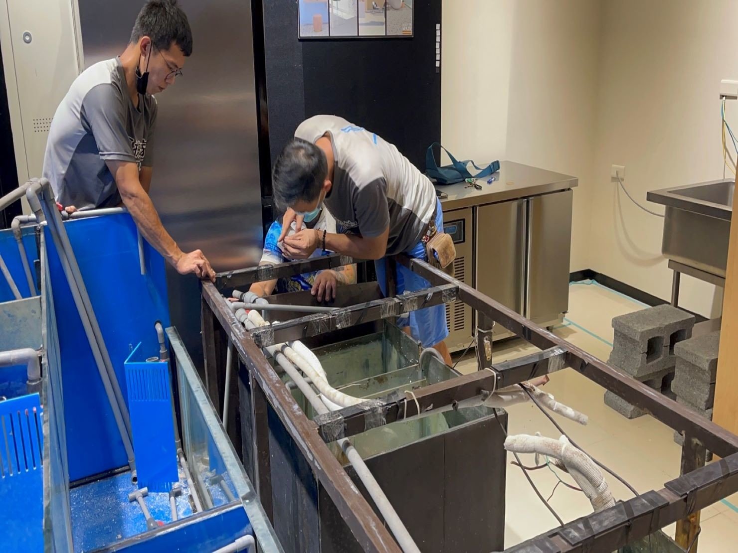 特殊搬運、搬重物【榮福搬家公司】熱炒店展示魚缸、海鮮展示魚缸、海鮮水族魚缸、精搬魚缸、搬魚缸、家庭搬家、跨縣市搬家、搬工計時、人力搬運、搬運、搬床墊、冰箱搬運、搬家具、搬家首選、特殊重物搬運、專搬重物、搬重物技巧、新北搬家公司推薦、搬家車、搬家公司、基隆搬家、南港搬家、桃園搬家公司推薦、台北搬家公司推薦:大台北搬家,精緻包裝搬運「細膩包裝、專業搬運、用心服務、以客為尊」是榮福搬家公司的宗旨與精神。歡迎立即來電02-2651-2727專人服務。 特殊搬運、搬重物【榮福搬家公司】熱炒店展示魚缸、海鮮展示魚缸、海鮮水族魚缸、精搬魚缸、搬魚缸、家庭搬家、跨縣市搬家、搬工計時、人力搬運、搬運、搬床墊、冰箱搬運、搬家具、搬家首選、特殊重物搬運、專搬重物、搬重物技巧、新北搬家公司推薦、搬家車、搬家公司、基隆搬家、南港搬家、桃園搬家公司推薦、台北搬家公司推薦:大台北搬家,精緻包裝搬運「細膩包裝、專業搬運、用心服務、以客為尊」是榮福搬家公司的宗旨與精神。歡迎立即來電02-2651-2727專人服務。