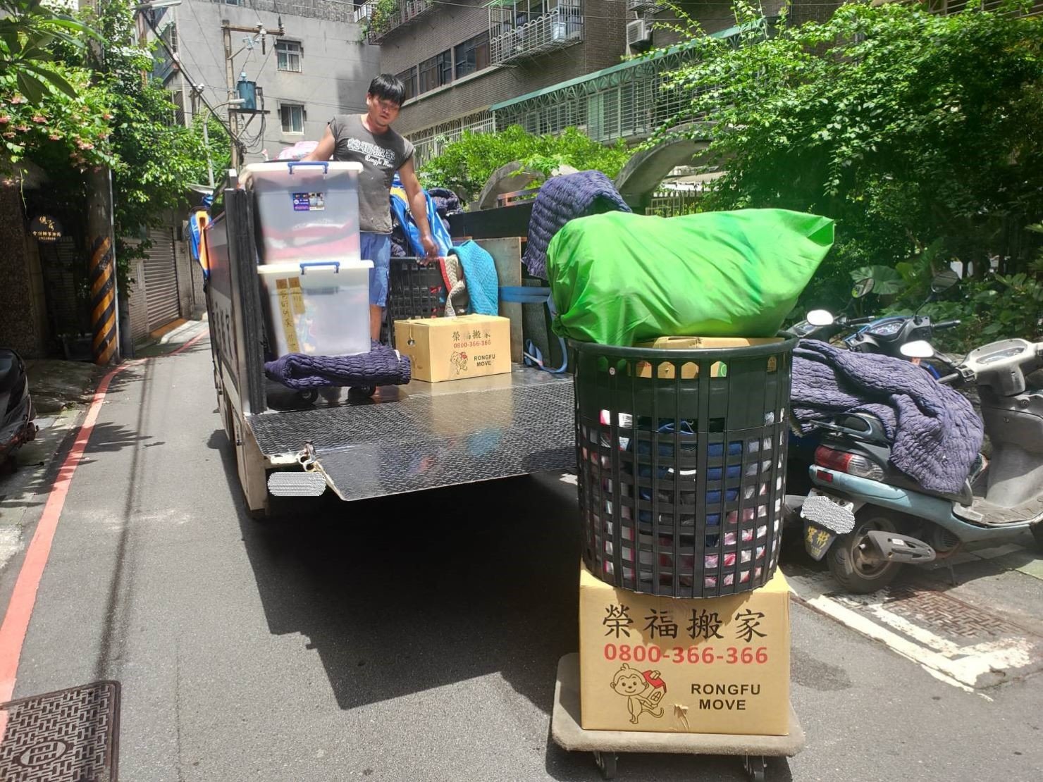 搬家公司服務【榮福搬家】值得您的託付：榮福搬家也有黑色簍子可以提供顧客們暫放衣物或生活用品帶至新居唷。
