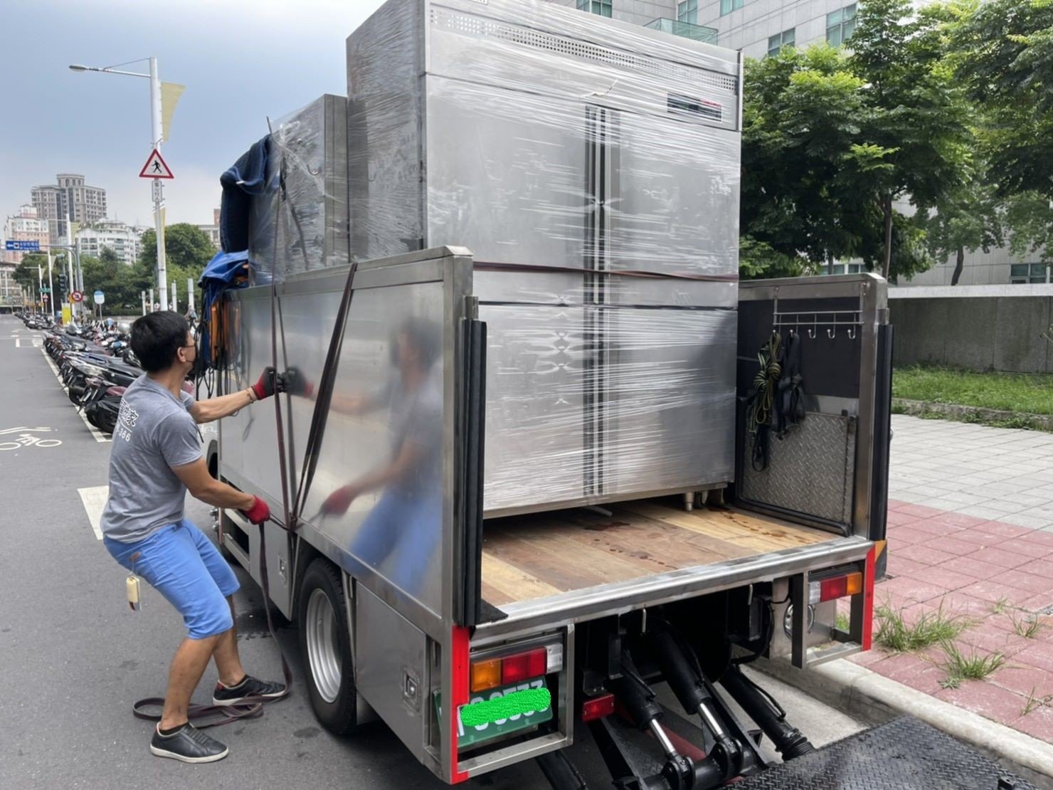 店面搬遷、搬家公司推薦、台北搬家推薦【榮福搬家公司】搬生財器具、搬冷凍櫃、搬冷藏冰箱、大型爐台搬運、搬窯烤爐、搬營業用蒸烤箱、南港搬家、桃園搬家公司推薦、新北搬家公司推薦、百貨公司進撤櫃、專櫃進撤櫃、企業搬運服務、搬公司行號、廠房遷移、搬精密儀器、公司行號搬遷、政府機關搬遷、百貨專櫃遷移、學校單位搬遷、大型設備搬遷、搬大型廚房設備、中央廚房搬遷、搬營業用冰箱、搬營業用製冰機、三層營業用烤箱搬運、搬工作檯冰箱、搬工計時、搬工服務、人力搬運,針對顧客都秉持以用心實在專業搬家技巧,搬家實在用心值得您的信賴與選擇。歡迎來電咨詢02-2651-2727,榮福搬家有專員立即為您服務。 店面搬遷、搬家公司推薦、台北搬家推薦【榮福搬家公司】搬生財器具、搬冷凍櫃、搬冷藏冰箱、大型爐台搬運、搬窯烤爐、搬營業用蒸烤箱、南港搬家、桃園搬家公司推薦、新北搬家公司推薦、百貨公司進撤櫃、專櫃進撤櫃、企業搬運服務、搬公司行號、廠房遷移、搬精密儀器、公司行號搬遷、政府機關搬遷、百貨專櫃遷移、學校單位搬遷、大型設備搬遷、搬大型廚房設備、中央廚房搬遷、搬營業用冰箱、搬營業用製冰機、三層營業用烤箱搬運、搬工作檯冰箱、搬工計時、搬工服務、人力搬運,針對顧客都秉持以用心實在專業搬家技巧,搬家實在用心值得您的信賴與選擇。歡迎來電咨詢02-2651-2727,榮福搬家有專員立即為您服務。