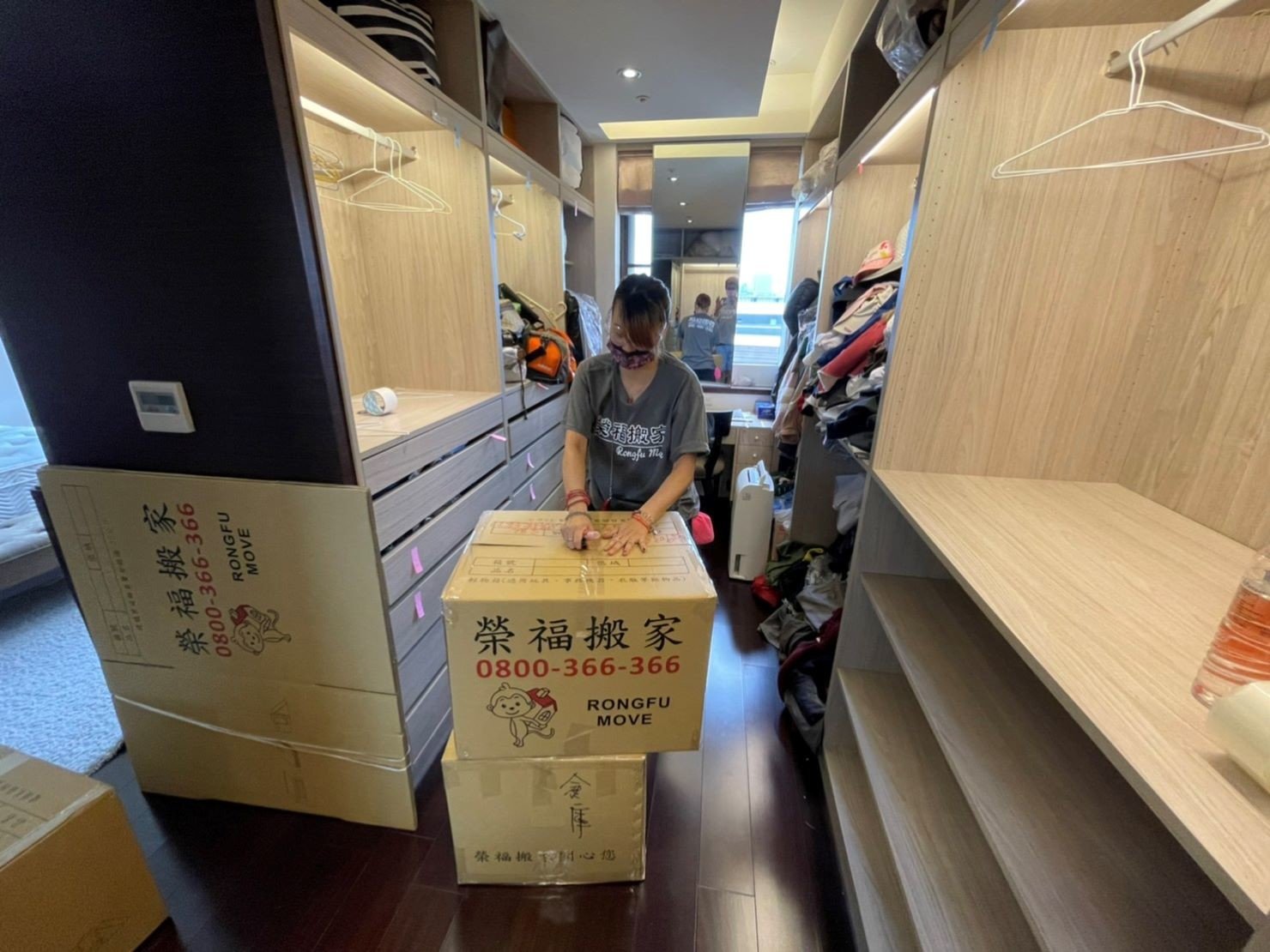 專人打包、搬家公司推薦、新北搬家公司推薦【榮福搬家公司】基隆搬家、南港搬家、桃園搬家公司推薦、家庭搬家、精緻搬家、精緻包裝、打包裝箱、跨縣市搬家、搬工計時、人工搬運、床墊搬運、冰箱搬運、搬家具、搬家首選、吊掛搬運、吊家具搬運、搬家紙箱、氣泡捲、膠膜、黃色透明膠帶、大型家具搬運、搬木製家具、搬大理石桌、廢棄物處理清運、家庭家具垃圾處理,台北搬家公司推薦:大台北搬家,精緻包裝搬運「細膩包裝、專業搬運、用心服務、以客為尊」是榮福搬家公司的宗旨與精神。歡迎立即來電02-2651-2727專人服務。 專人打包、搬家公司推薦、新北搬家公司推薦【榮福搬家公司】基隆搬家、南港搬家、桃園搬家公司推薦、家庭搬家、精緻搬家、精緻包裝、打包裝箱、跨縣市搬家、搬工計時、人工搬運、床墊搬運、冰箱搬運、搬家具、搬家首選、吊掛搬運、吊家具搬運、搬家紙箱、氣泡捲、膠膜、黃色透明膠帶、大型家具搬運、搬木製家具、搬大理石桌、廢棄物處理清運、家庭家具垃圾處理,台北搬家公司推薦:大台北搬家,精緻包裝搬運「細膩包裝、專業搬運、用心服務、以客為尊」是榮福搬家公司的宗旨與精神。歡迎立即來電02-2651-2727專人服務。