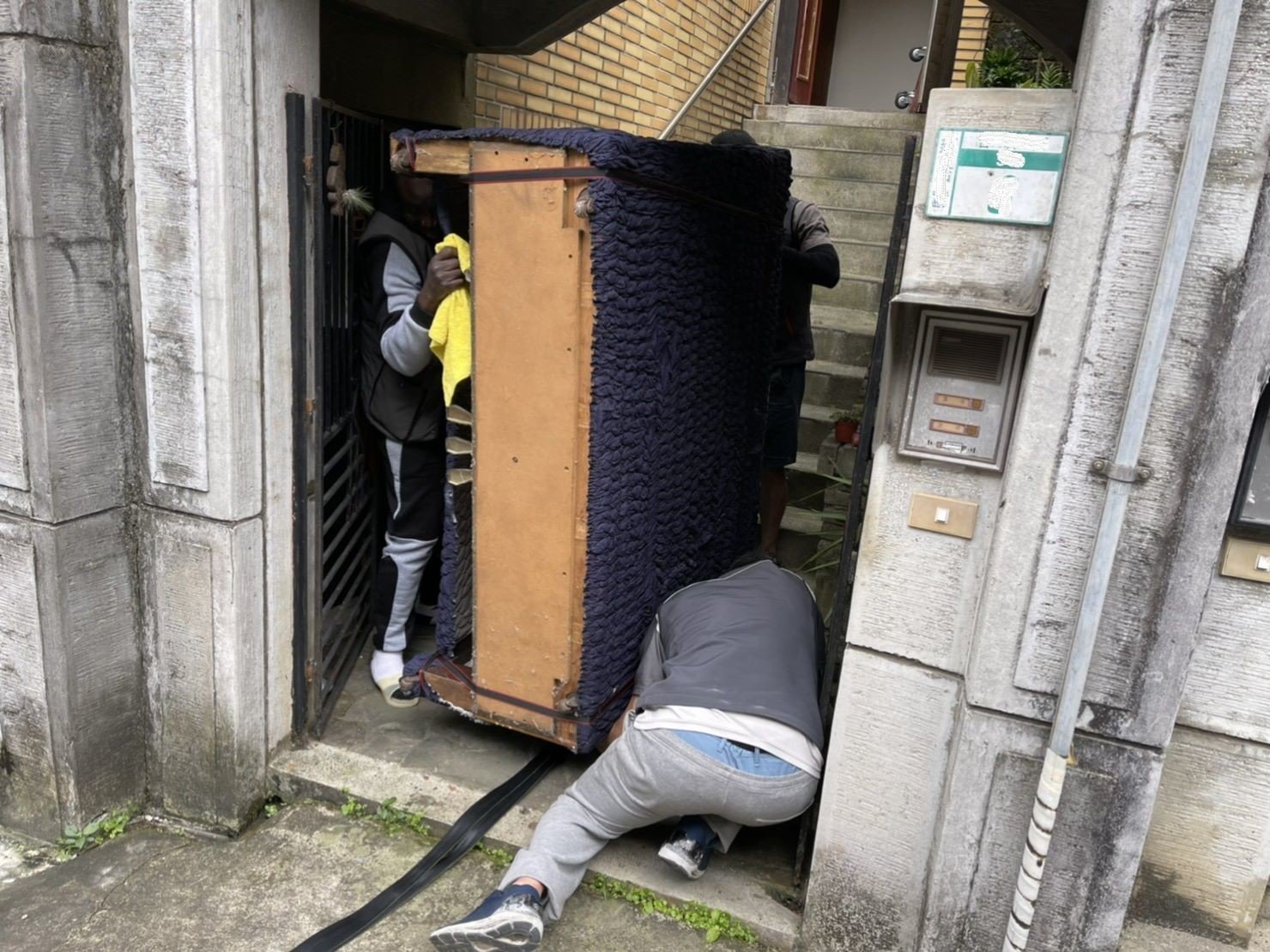 搬鋼琴、搬家公司推薦、新北搬家推薦【榮福搬家公司】南港搬家、桃園搬家公司推薦、台北搬家公司推薦、鋼琴運送、搬鋼琴首選,搬平台式鋼琴達人,針對顧客所搬鋼琴都秉持以用心實在專業搬家技巧,搬家實在用心值得您的信賴與選擇。歡迎來電咨詢02-2651-2727,榮福搬家有專員立即為您服務。 搬鋼琴、搬家公司推薦、新北搬家推薦【榮福搬家公司】南港搬家、桃園搬家公司推薦、台北搬家公司推薦、鋼琴運送、搬鋼琴首選,搬平台式鋼琴達人,針對顧客所搬鋼琴都秉持以用心實在專業搬家技巧,搬家實在用心值得您的信賴與選擇。歡迎來電咨詢02-2651-2727,榮福搬家有專員立即為您服務。