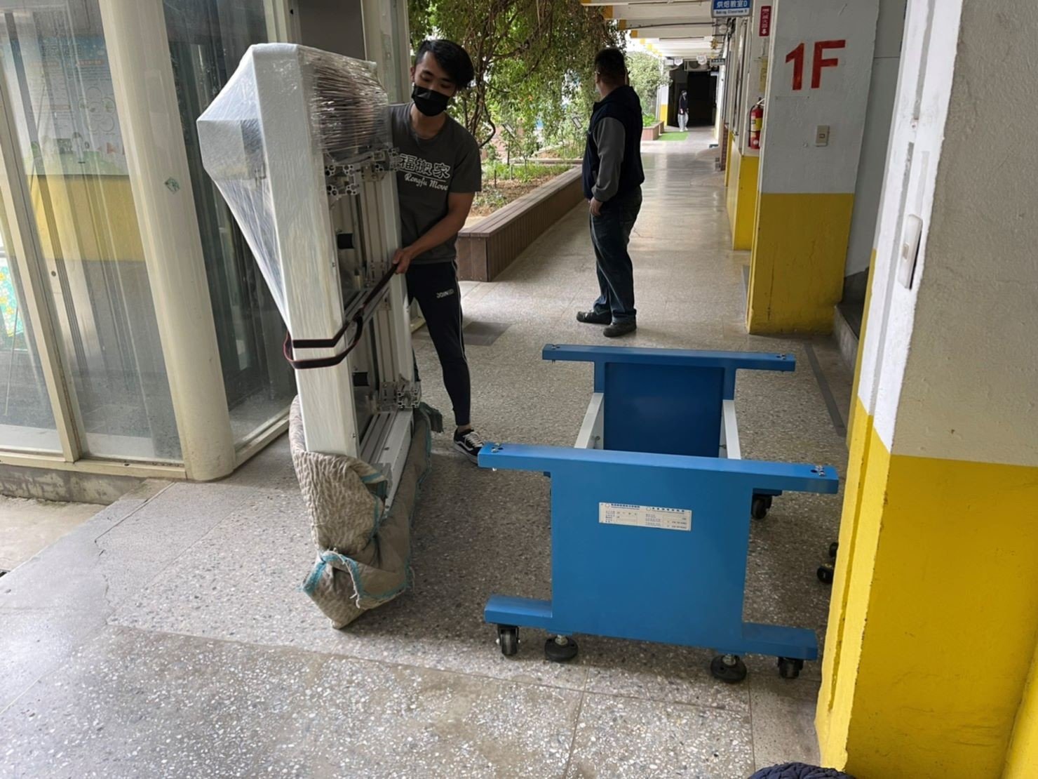 各式機台搬運、搬重物【榮福搬家公司】搬雷射雕刻切割機、石墩搬運、搬石頭椅、搬石頭桌、搬洗衣機、搬大型販賣機、大型健身器材搬運、大型廚房設備搬運、搬三角琴、搬超低溫冷凍櫃、搬披薩窯、精搬金庫、搬保險櫃、搬按摩椅、搬電動床、搬醫療床、搬電動醫療床、精搬魚缸、精搬鋼琴、跨縣市搬家、搬工計時、人力搬運、搬運、搬床墊、營業用冰箱搬運、搬家具、搬家首選、吊掛搬運、吊家具搬運、特殊重物搬運、專搬重物、新北搬家推薦、搬家公司、基隆搬家、南港搬家、桃園搬家公司、台北搬家公司推薦:大台北搬家,精緻包裝搬運「細膩包裝、專業搬運、用心服務、以客為尊」是榮福搬家公司的宗旨與精神。歡迎立即來電02-2651-2727專人服務。 各式機台搬運、搬重物【榮福搬家公司】搬雷射雕刻切割機、石墩搬運、搬石頭椅、搬石頭桌、搬洗衣機、搬大型販賣機、大型健身器材搬運、大型廚房設備搬運、搬三角琴、搬超低溫冷凍櫃、搬披薩窯、精搬金庫、搬保險櫃、搬按摩椅、搬電動床、搬醫療床、搬電動醫療床、精搬魚缸、精搬鋼琴、跨縣市搬家、搬工計時、人力搬運、搬運、搬床墊、營業用冰箱搬運、搬家具、搬家首選、吊掛搬運、吊家具搬運、特殊重物搬運、專搬重物、新北搬家推薦、搬家公司、基隆搬家、南港搬家、桃園搬家公司、台北搬家公司推薦:大台北搬家,精緻包裝搬運「細膩包裝、專業搬運、用心服務、以客為尊」是榮福搬家公司的宗旨與精神。歡迎立即來電02-2651-2727專人服務。