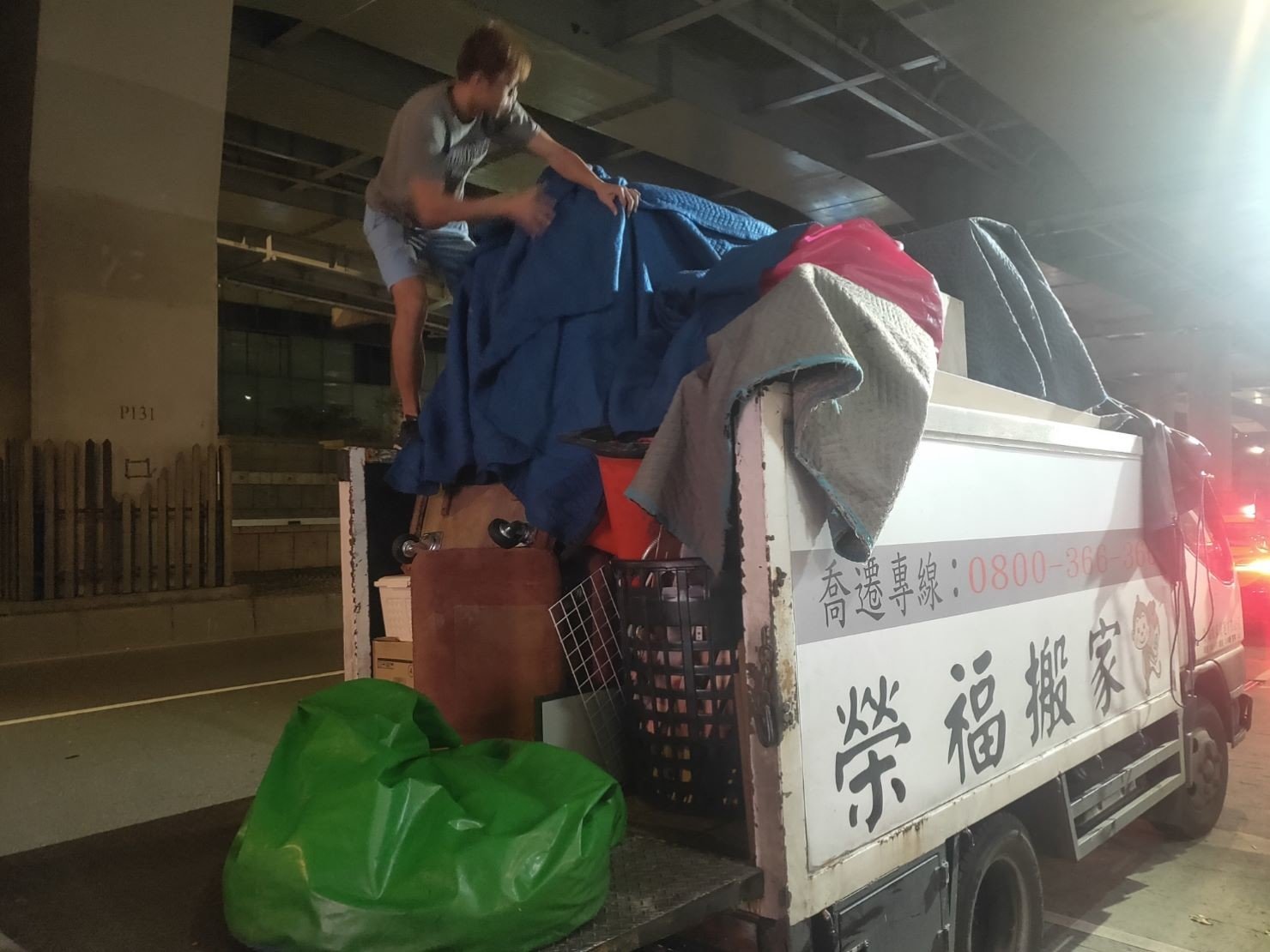 捷運地下街店面搬遷【榮福搬家公司】店面搬遷、精搬金庫、搬保險櫃、精搬魚缸、魚缸搬運、跨縣搬家、搬工派遣、搬洗衣機、搬床墊、搬冰箱、搬家具、搬家首選、吊掛搬運、吊家具搬運、新北搬家公司推薦、桃園搬家推薦、南港搬家、基隆搬家、台北搬家公司推薦:大台北搬家,精緻包裝搬運「細膩包裝、專業搬運、用心服務、以客為尊」是榮福搬家公司的宗旨與精神。歡迎立即來電02-2651-2727專人服務。 捷運地下街店面搬遷【榮福搬家公司】店面搬遷、精搬金庫、搬保險櫃、精搬魚缸、魚缸搬運、跨縣搬家、搬工派遣、搬洗衣機、搬床墊、搬冰箱、搬家具、搬家首選、吊掛搬運、吊家具搬運、新北搬家公司推薦、桃園搬家推薦、南港搬家、基隆搬家、台北搬家公司推薦:大台北搬家,精緻包裝搬運「細膩包裝、專業搬運、用心服務、以客為尊」是榮福搬家公司的宗旨與精神。歡迎立即來電02-2651-2727專人服務。