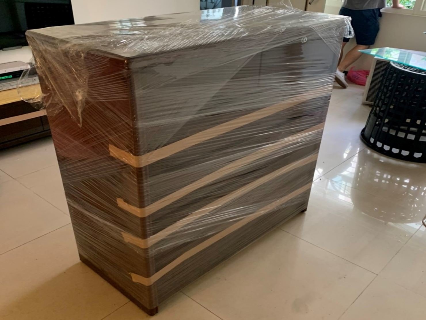 搬家【榮福搬家】搬家公司推薦、口碑第一、台北搬家:木製六抽櫃:再以膠膜將其整體層層綑繞,避免木製櫃遭磨損刮傷。 搬家【榮福搬家】搬家公司推薦、口碑第一、台北搬家:木製六抽櫃:再以膠膜將其整體層層綑繞,避免木製櫃遭磨損刮傷。