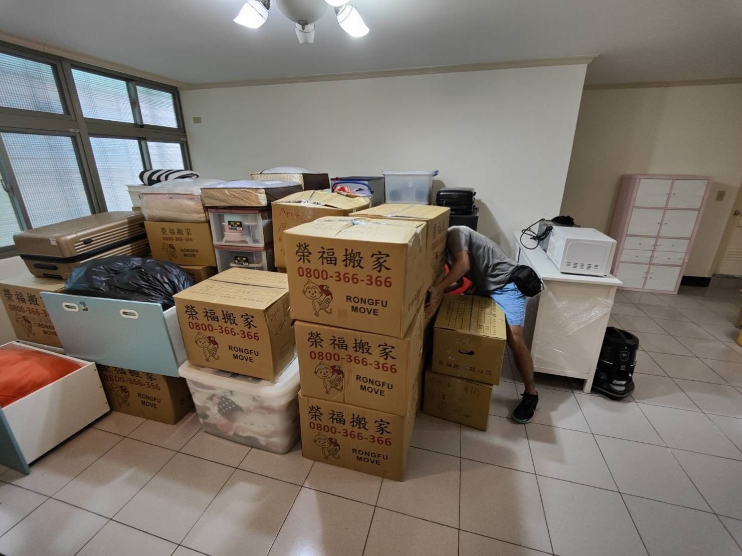 家公司推薦、新北搬家推薦【榮福搬家公司】南港搬家、桃園搬家公司推薦、台北搬家公司推薦、大型家具搬運、搬家具、冰箱搬運、基隆搬家、搬家電、大型家電搬運、床墊搬運、搬家車、家庭搬家、搬工、搬運、搬家紙箱、跨縣市搬家、單件家具運送、搬家估價、搬家首選,搬家達人,吊掛搬運、吊家具搬運、台北搬家公司推薦:大台北搬家,精緻包裝搬運「細膩包裝、專業搬運、用心服務、以客為尊」是榮福搬家公司的宗旨與精神。歡迎立即來電02-2651-2727專人服務。 家公司推薦、新北搬家推薦【榮福搬家公司】南港搬家、桃園搬家公司推薦、台北搬家公司推薦、大型家具搬運、搬家具、冰箱搬運、基隆搬家、搬家電、大型家電搬運、床墊搬運、搬家車、家庭搬家、搬工、搬運、搬家紙箱、跨縣市搬家、單件家具運送、搬家估價、搬家首選,搬家達人,吊掛搬運、吊家具搬運、台北搬家公司推薦:大台北搬家,精緻包裝搬運「細膩包裝、專業搬運、用心服務、以客為尊」是榮福搬家公司的宗旨與精神。歡迎立即來電02-2651-2727專人服務。