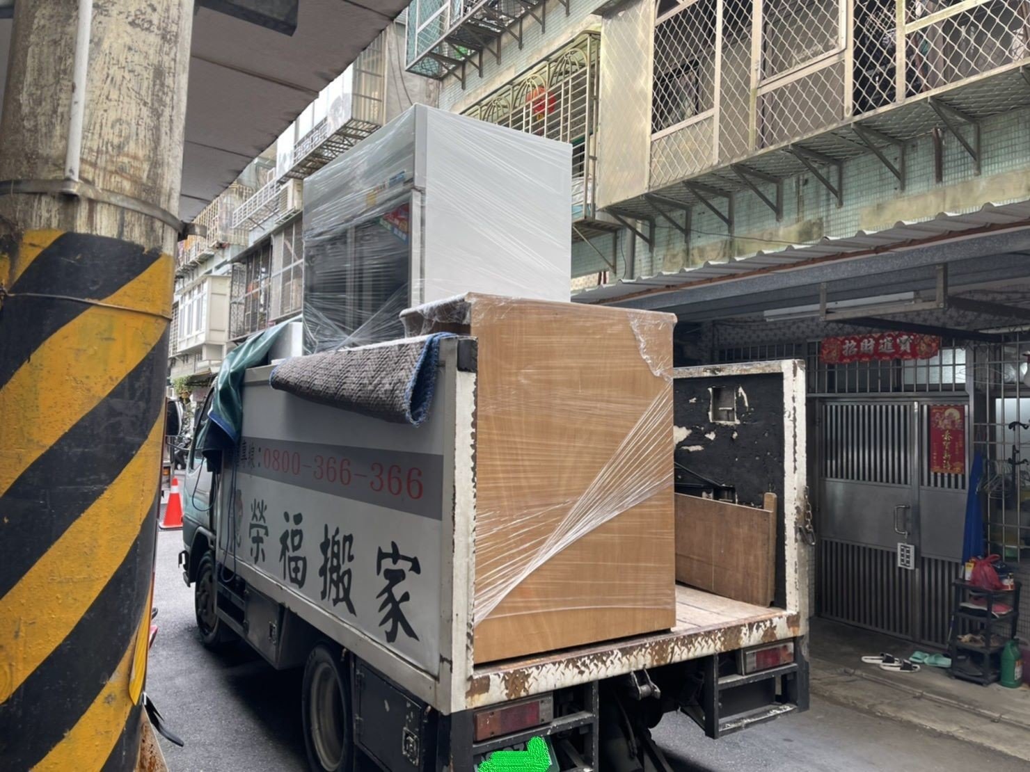 搬家公司推薦、新北搬家推薦、搬家首選【榮福搬家公司】南港搬家、桃園搬家公司推薦、台北搬家公司推薦、搬運大型家具、冰箱搬運、基隆搬家、大型家電搬運、床墊搬運、搬營業用冰箱、家庭搬家、鋼琴搬運、搬工、搬運、搬家紙箱、跨縣市搬家、搬家車、搬家估價,針對顧客都秉持以用心實在專業搬家技巧,搬家實在用心值得您的信賴與選擇。歡迎來電咨詢02-2651-2727,榮福搬家有專員立即為您服務。系統式家具拆裝找專業的榮福搬家就對了。 搬家公司推薦、新北搬家推薦、搬家首選【榮福搬家公司】南港搬家、桃園搬家公司推薦、台北搬家公司推薦、搬運大型家具、冰箱搬運、基隆搬家、大型家電搬運、床墊搬運、搬營業用冰箱、家庭搬家、鋼琴搬運、搬工、搬運、搬家紙箱、跨縣市搬家、搬家車、搬家估價,針對顧客都秉持以用心實在專業搬家技巧,搬家實在用心值得您的信賴與選擇。歡迎來電咨詢02-2651-2727,榮福搬家有專員立即為您服務。系統式家具拆裝找專業的榮福搬家就對了。