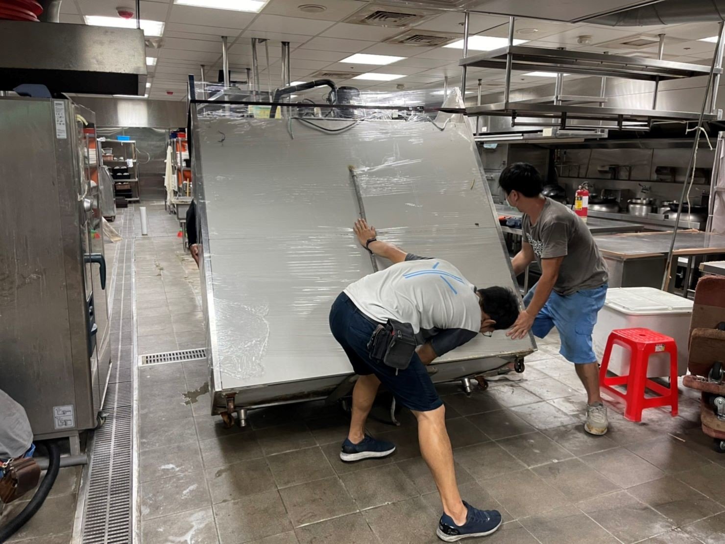 店面搬遷、搬家公司推薦、台北搬家推薦【榮福搬家公司】搬生財器具、搬冷凍櫃、搬冷藏冰箱、大型爐台搬運、搬窯烤爐、搬營業用蒸烤箱、南港搬家、桃園搬家公司推薦、新北搬家公司推薦、百貨公司進撤櫃、專櫃進撤櫃、企業搬運服務、搬公司行號、廠房遷移、搬精密儀器、公司行號搬遷、政府機關搬遷、百貨專櫃遷移、學校單位搬遷、大型設備搬遷、搬大型廚房設備、中央廚房搬遷、搬營業用冰箱、搬營業用製冰機、三層營業用烤箱搬運、搬工作檯冰箱、搬工計時、搬工服務、人力搬運,針對顧客都秉持以用心實在專業搬家技巧,搬家實在用心值得您的信賴與選擇。歡迎來電咨詢02-2651-2727,榮福搬家有專員立即為您服務。 店面搬遷、搬家公司推薦、台北搬家推薦【榮福搬家公司】搬生財器具、搬冷凍櫃、搬冷藏冰箱、大型爐台搬運、搬窯烤爐、搬營業用蒸烤箱、南港搬家、桃園搬家公司推薦、新北搬家公司推薦、百貨公司進撤櫃、專櫃進撤櫃、企業搬運服務、搬公司行號、廠房遷移、搬精密儀器、公司行號搬遷、政府機關搬遷、百貨專櫃遷移、學校單位搬遷、大型設備搬遷、搬大型廚房設備、中央廚房搬遷、搬營業用冰箱、搬營業用製冰機、三層營業用烤箱搬運、搬工作檯冰箱、搬工計時、搬工服務、人力搬運,針對顧客都秉持以用心實在專業搬家技巧,搬家實在用心值得您的信賴與選擇。歡迎來電咨詢02-2651-2727,榮福搬家有專員立即為您服務。