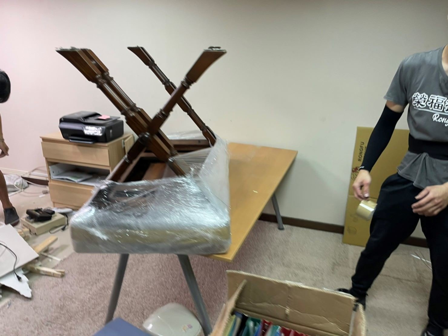 專搬重物、搬家公司推薦、新北搬家公司推薦【榮福搬家公司】基隆搬家、南港搬家、桃園搬家公司推薦、家庭搬家、精緻搬家、精緻包裝、打包裝箱、跨縣市搬家、搬工計時、人工搬運、床墊搬運、冰箱搬運、搬家具、搬家首選、吊掛搬運、吊家具搬運、搬家紙箱、氣泡捲、膠膜、黃色透明膠帶、大型家具搬運、搬木製家具、搬大理石桌、台北搬家公司推薦:大台北搬家,精緻包裝搬運「細膩包裝、專業搬運、用心服務、以客為尊」是榮福搬家公司的宗旨與精神。歡迎立即來電02-2651-2727專人服務。 專搬重物、搬家公司推薦、新北搬家公司推薦【榮福搬家公司】基隆搬家、南港搬家、桃園搬家公司推薦、家庭搬家、精緻搬家、精緻包裝、打包裝箱、跨縣市搬家、搬工計時、人工搬運、床墊搬運、冰箱搬運、搬家具、搬家首選、吊掛搬運、吊家具搬運、搬家紙箱、氣泡捲、膠膜、黃色透明膠帶、大型家具搬運、搬木製家具、搬大理石桌、台北搬家公司推薦:大台北搬家,精緻包裝搬運「細膩包裝、專業搬運、用心服務、以客為尊」是榮福搬家公司的宗旨與精神。歡迎立即來電02-2651-2727專人服務。