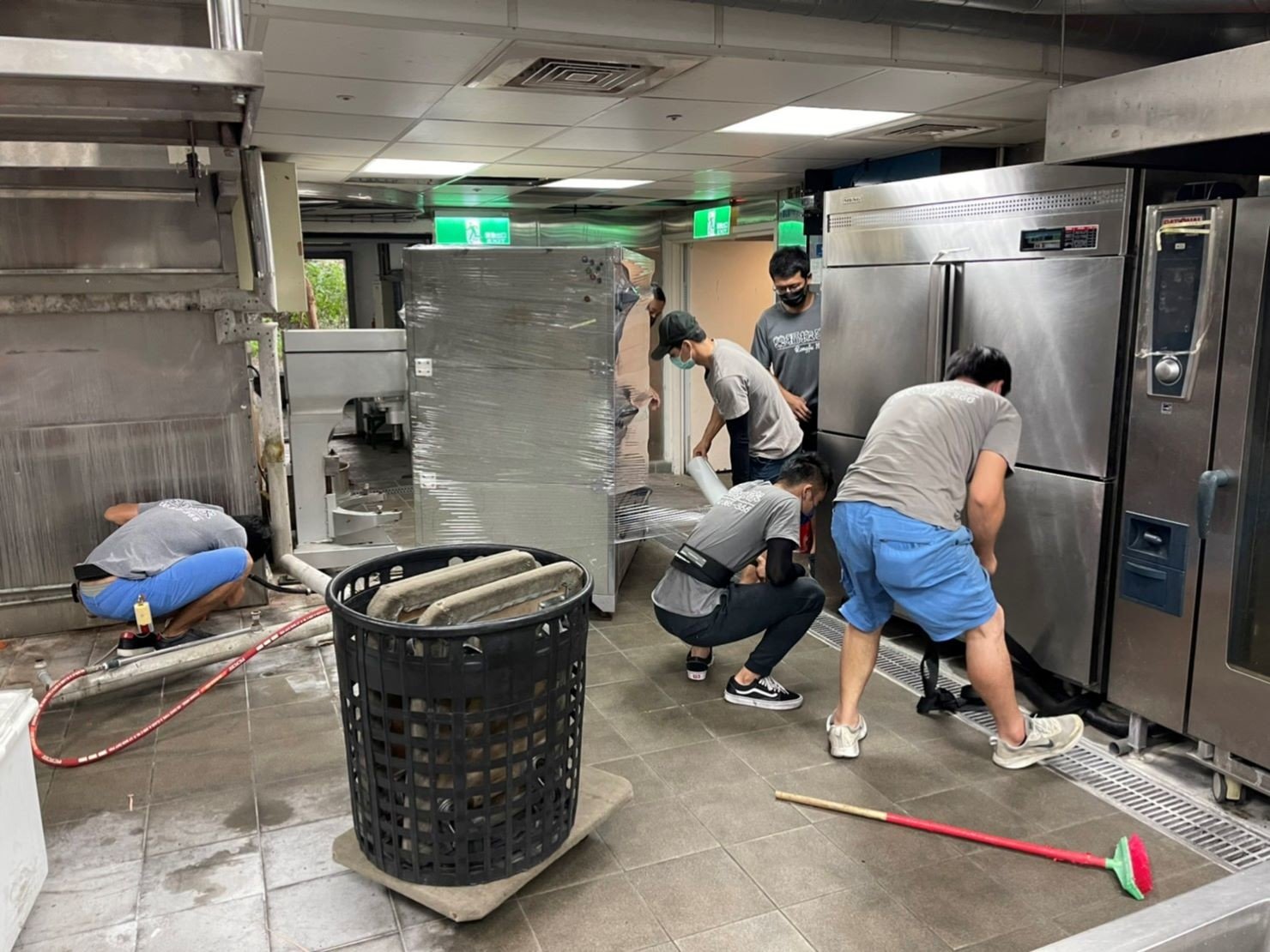 店面搬遷、搬家公司推薦、台北搬家推薦【榮福搬家公司】搬生財器具、搬冷凍櫃、搬冷藏冰箱、大型爐台搬運、搬窯烤爐、搬營業用蒸烤箱、南港搬家、桃園搬家公司推薦、新北搬家公司推薦、百貨公司進撤櫃、專櫃進撤櫃、企業搬運服務、搬公司行號、廠房遷移、搬精密儀器、公司行號搬遷、政府機關搬遷、百貨專櫃遷移、學校單位搬遷、大型設備搬遷、搬大型廚房設備、中央廚房搬遷、搬營業用冰箱、搬營業用製冰機、三層營業用烤箱搬運、搬工作檯冰箱、搬工計時、搬工服務、人力搬運,針對顧客都秉持以用心實在專業搬家技巧,搬家實在用心值得您的信賴與選擇。歡迎來電咨詢02-2651-2727,榮福搬家有專員立即為您服務。 店面搬遷、搬家公司推薦、台北搬家推薦【榮福搬家公司】搬生財器具、搬冷凍櫃、搬冷藏冰箱、大型爐台搬運、搬窯烤爐、搬營業用蒸烤箱、南港搬家、桃園搬家公司推薦、新北搬家公司推薦、百貨公司進撤櫃、專櫃進撤櫃、企業搬運服務、搬公司行號、廠房遷移、搬精密儀器、公司行號搬遷、政府機關搬遷、百貨專櫃遷移、學校單位搬遷、大型設備搬遷、搬大型廚房設備、中央廚房搬遷、搬營業用冰箱、搬營業用製冰機、三層營業用烤箱搬運、搬工作檯冰箱、搬工計時、搬工服務、人力搬運,針對顧客都秉持以用心實在專業搬家技巧,搬家實在用心值得您的信賴與選擇。歡迎來電咨詢02-2651-2727,榮福搬家有專員立即為您服務。
