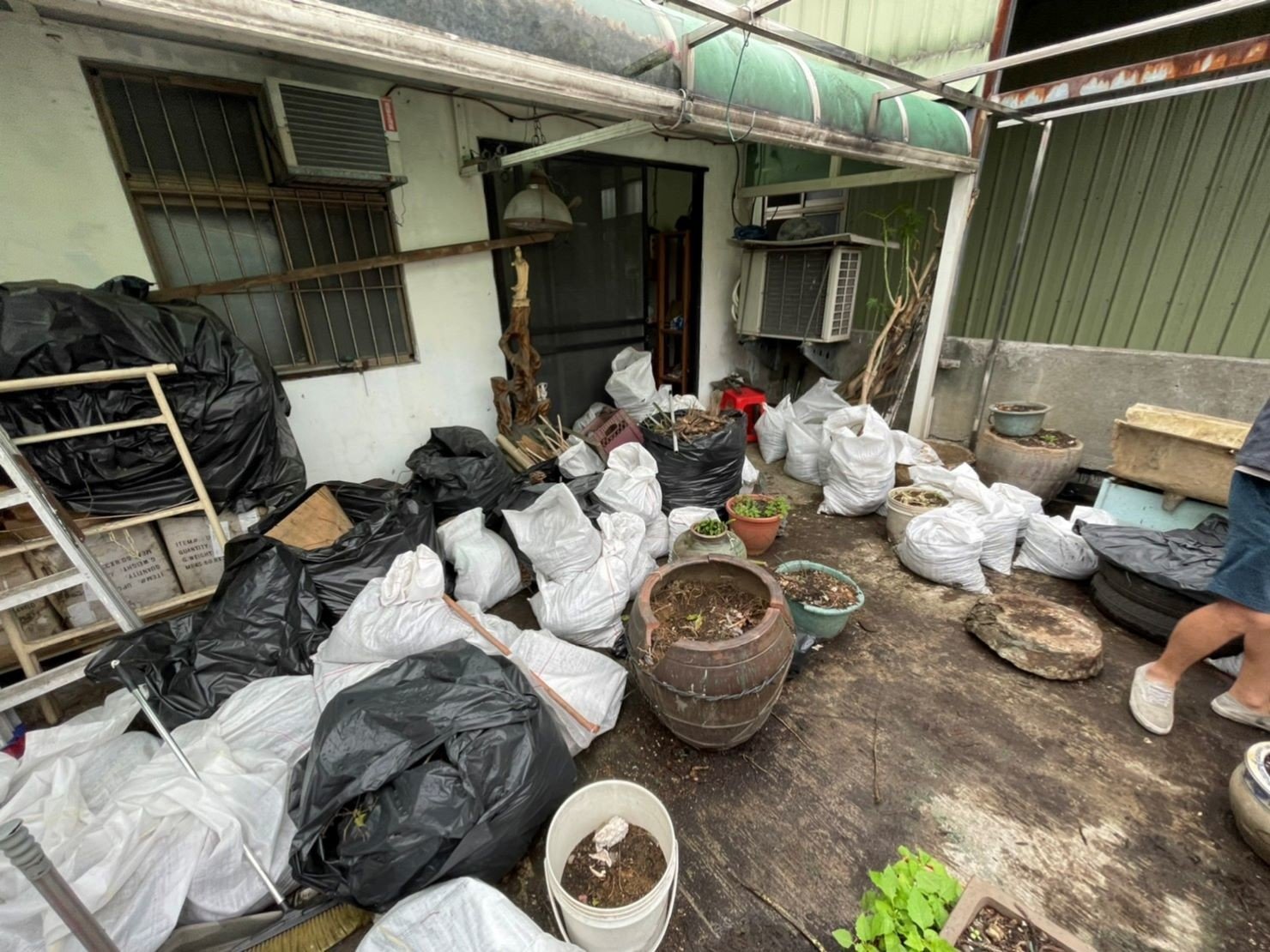 清垃圾、搬家公司推薦、新北搬家公司推薦、搬家首選【榮福搬家公司】南港搬家、桃園搬家公司推薦、台北搬家公司推薦、搬垃圾處理、家庭廢棄物清運、廢棄物處理、搬運廢棄物、家具垃圾處理、清運、大型家具丟棄、冰箱搬運、基隆搬家、大型垃圾清運、床墊搬運、搬衣櫃、搬大型家具、公司行號搬遷、家庭搬家、廢棄家具處理清運、搬工計時、人工搬運、家庭垃圾清運、搬運、垃圾清運價格,針對顧客都秉持以用心實在專業搬家技巧,搬家實在用心值得您的信賴與選擇。歡迎來電咨詢02-2651-2727,榮福搬家有專員立即為您服務。 清垃圾、搬家公司推薦、新北搬家公司推薦、搬家首選【榮福搬家公司】南港搬家、桃園搬家公司推薦、台北搬家公司推薦、搬垃圾處理、家庭廢棄物清運、廢棄物處理、搬運廢棄物、家具垃圾處理、清運、大型家具丟棄、冰箱搬運、基隆搬家、大型垃圾清運、床墊搬運、搬衣櫃、搬大型家具、公司行號搬遷、家庭搬家、廢棄家具處理清運、搬工計時、人工搬運、家庭垃圾清運、搬運、垃圾清運價格,針對顧客都秉持以用心實在專業搬家技巧,搬家實在用心值得您的信賴與選擇。歡迎來電咨詢02-2651-2727,榮福搬家有專員立即為您服務。