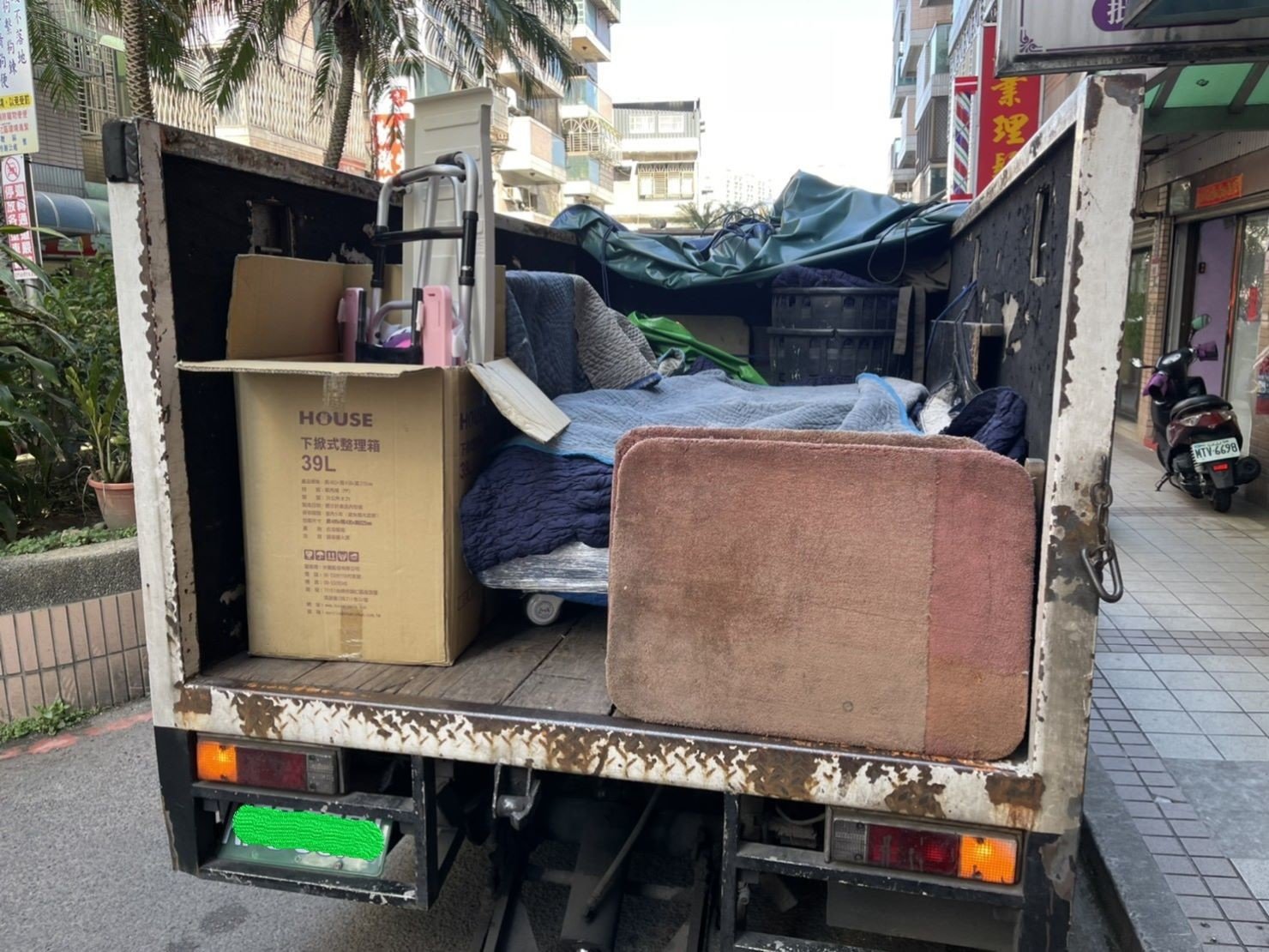 搬重物、重物搬運唯一首選【榮福搬家公司】石墩搬運、搬石椅、搬石頭桌、搬洗衣機、搬披薩窯、精搬金庫、搬保險櫃、精搬魚缸、精搬鋼琴、鋼琴搬運、搬三角琴、跨縣市搬家、搬工派遣、搬運、搬醫療床、床墊搬運、冰箱搬運、搬營業用冰箱、搬生財器具、搬醫療電動床、大型家電搬運、搬家具、單件家具運送、搬家首選、吊掛搬運、吊家具搬運、特殊重物搬運、專搬重物、新北搬家推薦、搬家公司、基隆搬家、南港搬家、桃園搬家公司、台北搬家公司推薦:大台北搬家,精緻包裝搬運「細膩包裝、專業搬運、用心服務、以客為尊」是榮福搬家公司的宗旨與精神。歡迎立即來電02-2651-2727專人服務。系統式家具拆裝找專業的榮福搬家就對了。 搬重物、重物搬運唯一首選【榮福搬家公司】石墩搬運、搬石椅、搬石頭桌、搬洗衣機、搬披薩窯、精搬金庫、搬保險櫃、精搬魚缸、精搬鋼琴、鋼琴搬運、搬三角琴、跨縣市搬家、搬工派遣、搬運、搬醫療床、床墊搬運、冰箱搬運、搬營業用冰箱、搬生財器具、搬醫療電動床、大型家電搬運、搬家具、單件家具運送、搬家首選、吊掛搬運、吊家具搬運、特殊重物搬運、專搬重物、新北搬家推薦、搬家公司、基隆搬家、南港搬家、桃園搬家公司、台北搬家公司推薦:大台北搬家,精緻包裝搬運「細膩包裝、專業搬運、用心服務、以客為尊」是榮福搬家公司的宗旨與精神。歡迎立即來電02-2651-2727專人服務。系統式家具拆裝找專業的榮福搬家就對了。