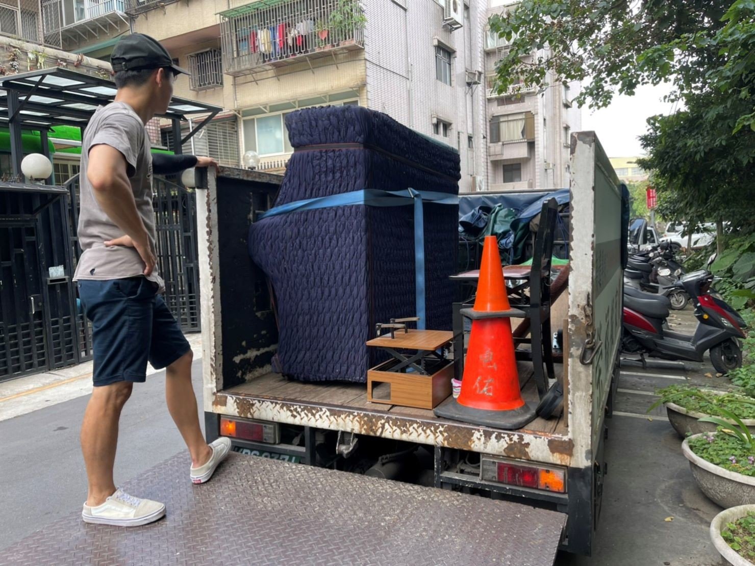專搬鋼琴、鋼琴搬運、搬鋼琴、搬重物【榮福搬家公司】石墩搬運、搬石椅、搬石頭桌、搬洗衣機、搬披薩窯、精搬金庫、搬保險櫃、精搬魚缸、精搬鋼琴、搬三角琴、平台式鋼琴、演奏琴搬運、鋼琴搬運費用、單件家具運送、單一重物搬運、搬按摩椅、搬醫療床、電動床搬運、學校鋼琴搬運、搬音樂教室、音樂教室樂器搬運、家庭搬家、跨縣市搬家、搬工計時、人力搬運、搬運、搬床墊、搬冰箱、搬家具、搬家首選、吊掛搬運、吊家具搬運、特殊重物搬運、專搬重物、新北搬家公司推薦、搬家公司、基隆搬家、南港搬家、桃園搬家公司、台北搬家公司推薦:大台北搬家,精緻包裝搬運「細膩包裝、專業搬運、用心服務、以客為尊」是榮福搬家公司的宗旨與精神。歡迎立即來電02-2651-2727專人服務。系統式家具拆裝找專業的榮福搬家就對了! 專搬鋼琴、鋼琴搬運、搬鋼琴、搬重物【榮福搬家公司】石墩搬運、搬石椅、搬石頭桌、搬洗衣機、搬披薩窯、精搬金庫、搬保險櫃、精搬魚缸、精搬鋼琴、搬三角琴、平台式鋼琴、演奏琴搬運、鋼琴搬運費用、單件家具運送、單一重物搬運、搬按摩椅、搬醫療床、電動床搬運、學校鋼琴搬運、搬音樂教室、音樂教室樂器搬運、家庭搬家、跨縣市搬家、搬工計時、人力搬運、搬運、搬床墊、搬冰箱、搬家具、搬家首選、吊掛搬運、吊家具搬運、特殊重物搬運、專搬重物、新北搬家公司推薦、搬家公司、基隆搬家、南港搬家、桃園搬家公司、台北搬家公司推薦:大台北搬家,精緻包裝搬運「細膩包裝、專業搬運、用心服務、以客為尊」是榮福搬家公司的宗旨與精神。歡迎立即來電02-2651-2727專人服務。系統式家具拆裝找專業的榮福搬家就對了!
