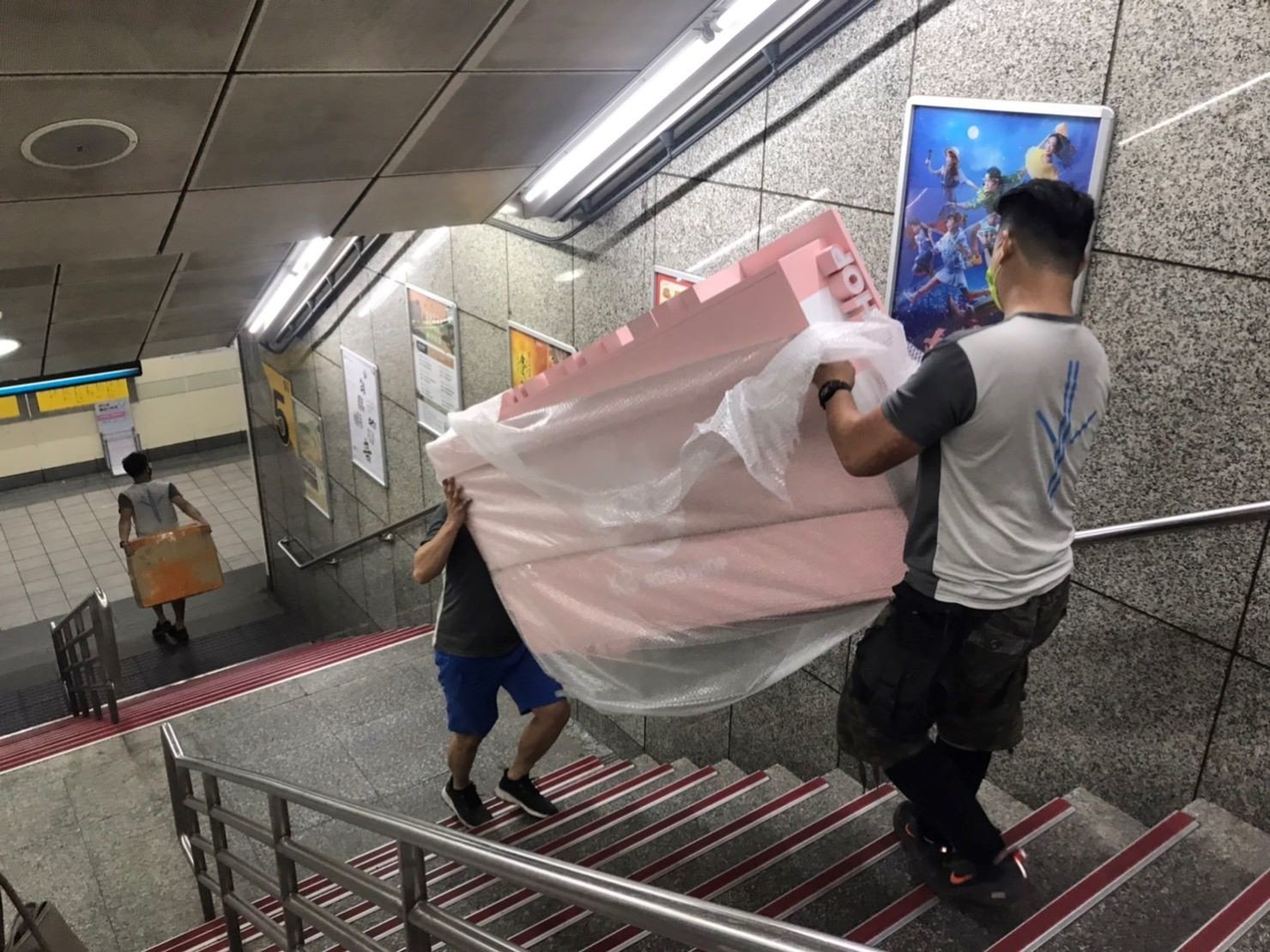 只需搬運單一重物?搬運單一自動販賣機、夾娃娃機、販賣機、自動咖啡機、公仔自動販賣機、特殊重物推薦【榮福搬家】專業包裝防護搬運「細膩包裝手法、專業搬運技巧、用心服務、以客為尊」是榮福搬家公司的宗旨與精神。歡迎立即來電02-2651-2727專人服務。 只需搬運單一重物?搬運單一自動販賣機、夾娃娃機、販賣機、自動咖啡機、公仔自動販賣機、特殊重物推薦【榮福搬家】專業包裝防護搬運「細膩包裝手法、專業搬運技巧、用心服務、以客為尊」是榮福搬家公司的宗旨與精神。歡迎立即來電02-2651-2727專人服務。