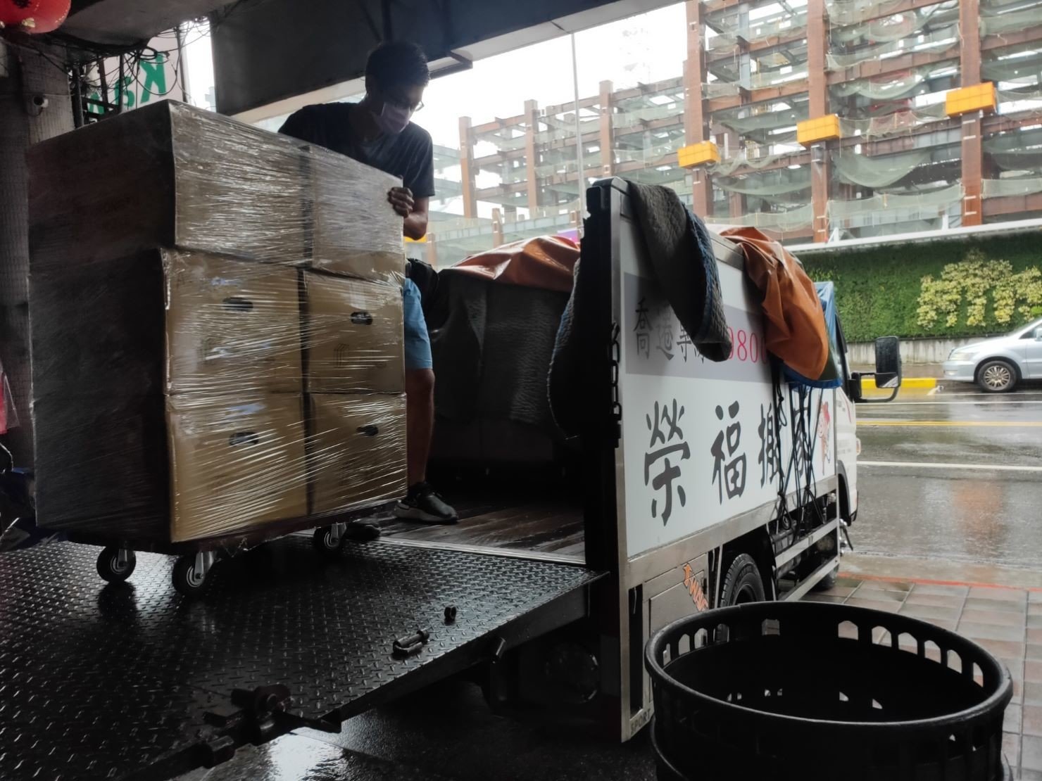 搬家首選、搬家公司推薦、新北搬家公司推薦【榮福搬家公司】精緻搬家、精緻包裝、專人到府裝箱打包、搬家打包、無痛搬家、紙箱搬家、南港搬家、桃園搬家公司推薦、台北搬家、搬家具、冰箱搬運、搬洗衣機、基隆搬家、搬大型家電、床墊搬運、搬queen size床、沙發搬運、搬餐桌椅、茶几搬運、搬衣櫃、搬公司行號、家庭搬家、鋼琴搬運、搬醫療床、搬按摩椅、跨縣市搬家、搬神明桌、搬工計時、搬工服務、人力搬運、搬運、單件家具運送、搬家紙箱、黃色膠帶、氣泡紙、搬家車、搬家估價、搬家公司費用計算,針對顧客都秉持以用心實在專業搬家技巧,搬家實在用心值得您的信賴與選擇。「細膩包裝、專業搬運、用心服務、以客為尊」是榮福搬家公司的宗旨與精神。歡迎立即來電02-2651-2727專人服務。系統式家具拆裝找專業的榮福搬家就對了。 搬家首選、搬家公司推薦、新北搬家公司推薦【榮福搬家公司】精緻搬家、精緻包裝、專人到府裝箱打包、搬家打包、無痛搬家、紙箱搬家、南港搬家、桃園搬家公司推薦、台北搬家、搬家具、冰箱搬運、搬洗衣機、基隆搬家、搬大型家電、床墊搬運、搬queen size床、沙發搬運、搬餐桌椅、茶几搬運、搬衣櫃、搬公司行號、家庭搬家、鋼琴搬運、搬醫療床、搬按摩椅、跨縣市搬家、搬神明桌、搬工計時、搬工服務、人力搬運、搬運、單件家具運送、搬家紙箱、黃色膠帶、氣泡紙、搬家車、搬家估價、搬家公司費用計算,針對顧客都秉持以用心實在專業搬家技巧,搬家實在用心值得您的信賴與選擇。「細膩包裝、專業搬運、用心服務、以客為尊」是榮福搬家公司的宗旨與精神。歡迎立即來電02-2651-2727專人服務。系統式家具拆裝找專業的榮福搬家就對了。