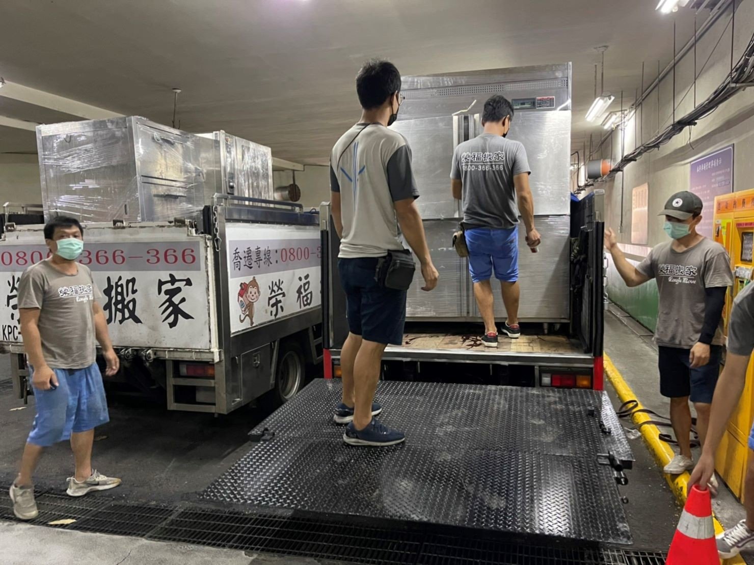 店面搬遷、搬家公司推薦、台北搬家推薦【榮福搬家公司】搬生財器具、搬冷凍櫃、搬冷藏冰箱、大型爐台搬運、搬窯烤爐、搬營業用蒸烤箱、南港搬家、桃園搬家公司推薦、新北搬家公司推薦、百貨公司進撤櫃、專櫃進撤櫃、企業搬運服務、搬公司行號、廠房遷移、搬精密儀器、公司行號搬遷、政府機關搬遷、百貨專櫃遷移、學校單位搬遷、大型設備搬遷、搬大型廚房設備、中央廚房搬遷、搬營業用冰箱、搬營業用製冰機、三層營業用烤箱搬運、搬工作檯冰箱、搬工計時、搬工服務、人力搬運,針對顧客都秉持以用心實在專業搬家技巧,搬家實在用心值得您的信賴與選擇。歡迎來電咨詢02-2651-2727,榮福搬家有專員立即為您服務。 店面搬遷、搬家公司推薦、台北搬家推薦【榮福搬家公司】搬生財器具、搬冷凍櫃、搬冷藏冰箱、大型爐台搬運、搬窯烤爐、搬營業用蒸烤箱、南港搬家、桃園搬家公司推薦、新北搬家公司推薦、百貨公司進撤櫃、專櫃進撤櫃、企業搬運服務、搬公司行號、廠房遷移、搬精密儀器、公司行號搬遷、政府機關搬遷、百貨專櫃遷移、學校單位搬遷、大型設備搬遷、搬大型廚房設備、中央廚房搬遷、搬營業用冰箱、搬營業用製冰機、三層營業用烤箱搬運、搬工作檯冰箱、搬工計時、搬工服務、人力搬運,針對顧客都秉持以用心實在專業搬家技巧,搬家實在用心值得您的信賴與選擇。歡迎來電咨詢02-2651-2727,榮福搬家有專員立即為您服務。