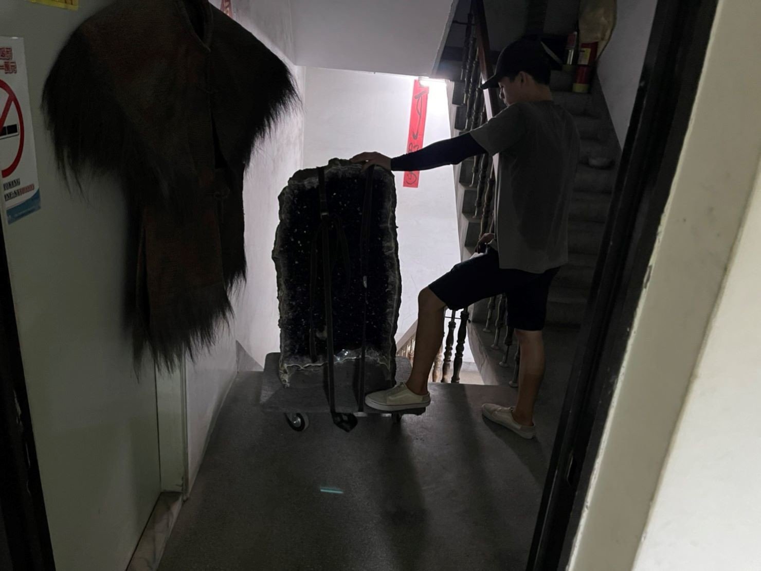 搬工計時、人工搬運、搬水晶洞【榮福搬家公司】特殊重物搬運、專搬重物、人力搬運、搬家首選、口碑第一、精搬金庫、搬保險櫃、精搬魚缸、跨縣市搬家、床墊搬運、搬床組、搬洗衣機、冰箱搬運、搬家具、搬展示木櫃、搬大理石桌、搬大型茶几、石墩搬運、搬置物櫃辦公桌、搬個人活動櫃、石頭搬運、搬神明桌、木製家具搬運、吊掛搬運、吊家具搬運、家庭搬家、辦公室遷移、公司行號搬遷、同棟不同樓層搬運、桃園搬家公司推薦、南港搬家、基隆搬家、新北搬家公司推薦、台北搬家公司推薦:大台北搬家,精緻包裝搬運「細膩包裝、專業搬運、用心服務、以客為尊」是榮福搬家公司的宗旨與精神。歡迎立即來電02-2651-2727專人服務。 搬工計時、人工搬運、搬水晶洞【榮福搬家公司】特殊重物搬運、專搬重物、人力搬運、搬家首選、口碑第一、精搬金庫、搬保險櫃、精搬魚缸、跨縣市搬家、床墊搬運、搬床組、搬洗衣機、冰箱搬運、搬家具、搬展示木櫃、搬大理石桌、搬大型茶几、石墩搬運、搬置物櫃辦公桌、搬個人活動櫃、石頭搬運、搬神明桌、木製家具搬運、吊掛搬運、吊家具搬運、家庭搬家、辦公室遷移、公司行號搬遷、同棟不同樓層搬運、桃園搬家公司推薦、南港搬家、基隆搬家、新北搬家公司推薦、台北搬家公司推薦:大台北搬家,精緻包裝搬運「細膩包裝、專業搬運、用心服務、以客為尊」是榮福搬家公司的宗旨與精神。歡迎立即來電02-2651-2727專人服務。