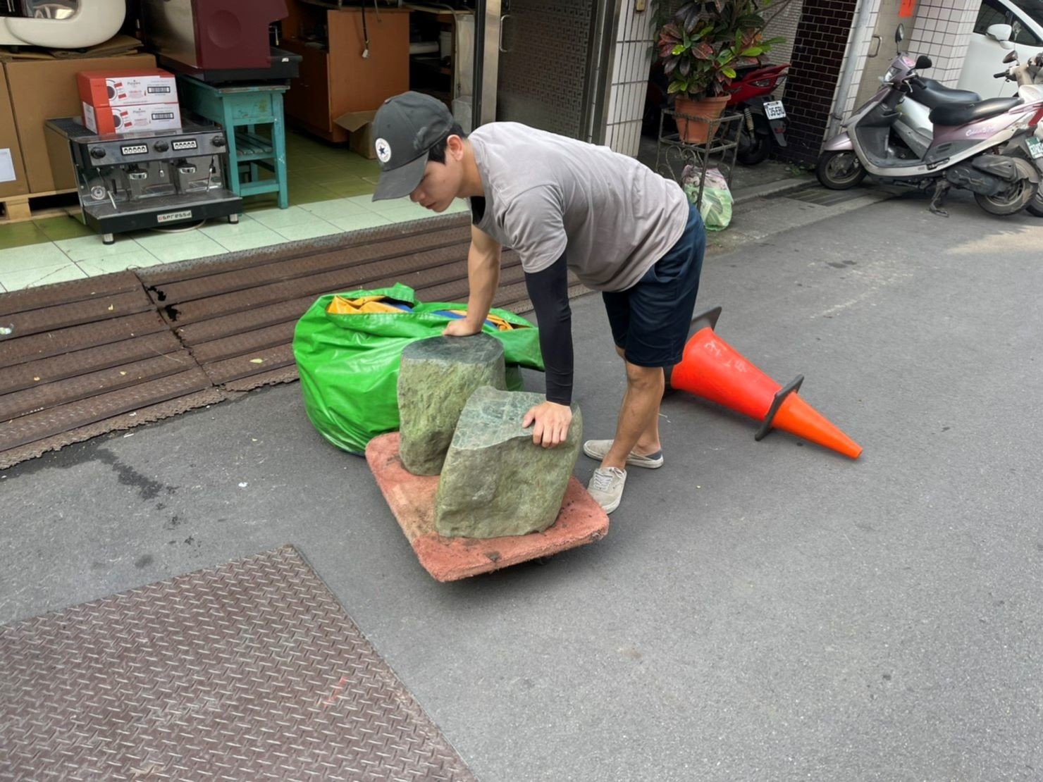 盆栽搬運、搬重物【榮福搬家公司】石墩搬運、搬石頭桌椅、搬洗衣機、搬醫療床、搬神明桌、精搬金庫、搬保險櫃、精搬魚缸、精搬鋼琴、家庭搬家、跨縣市搬家、搬工計時、人力搬運、搬運、搬床墊、冰箱搬運、搬家具、搬家首選、吊掛搬運、吊家具搬運、特殊重物搬運、專搬重物、搬重物技巧、新北搬家公司推薦、搬家車、搬家公司、基隆搬家、南港搬家、桃園搬家公司推薦、台北搬家公司推薦:大台北搬家,精緻包裝搬運「細膩包裝、專業搬運、用心服務、以客為尊」是榮福搬家公司的宗旨與精神。歡迎立即來電02-2651-2727專人服務。 盆栽搬運、搬重物【榮福搬家公司】石墩搬運、搬石頭桌椅、搬洗衣機、搬醫療床、搬神明桌、精搬金庫、搬保險櫃、精搬魚缸、精搬鋼琴、家庭搬家、跨縣市搬家、搬工計時、人力搬運、搬運、搬床墊、冰箱搬運、搬家具、搬家首選、吊掛搬運、吊家具搬運、特殊重物搬運、專搬重物、搬重物技巧、新北搬家公司推薦、搬家車、搬家公司、基隆搬家、南港搬家、桃園搬家公司推薦、台北搬家公司推薦:大台北搬家,精緻包裝搬運「細膩包裝、專業搬運、用心服務、以客為尊」是榮福搬家公司的宗旨與精神。歡迎立即來電02-2651-2727專人服務。