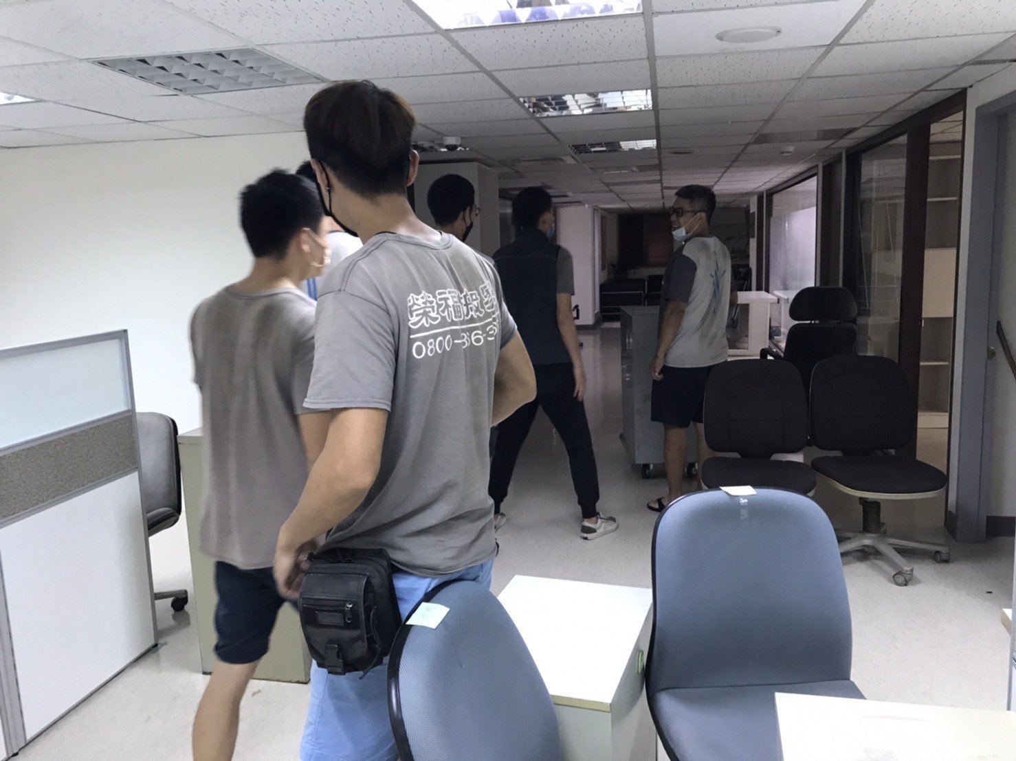 搬家公司推薦、台北辦公室搬遷推薦【榮福搬家公司】 南港辦公室搬遷、桃園辦公室搬遷、新北辦公室搬遷、基隆辦公室搬遷、辦公室同棟不同樓搬工、桃園同棟不同樓搬工、新北同棟不同樓搬工、內湖同棟不同樓搬工、台北同棟不同區塊工搬、新北同棟不同區塊工搬、內湖同棟不同區塊工搬、桃園同棟不同區塊工搬、保險箱、金庫搬運、搬活動櫃、搬公文櫃、搬保密櫃、搬辦公桌、旋轉椅、辦公椅、搬資料櫃、辦公室遷移、搬會客桌、碎紙機、印表機、搬玻璃櫥櫃、會議桌搬運、OA屏風拆裝搬遷、事務機搬運、搬電腦設備、公司行號搬遷、政府機關搬遷、學校單位搬遷、精緻包裝、搬家紙箱、搬鐵櫃、搬保密文件、保密文件銷毀、搬工計時、搬工服務、人力搬運,針對顧客都秉持以用心實在專業搬家技巧,搬家實在用心值得您的信賴與選擇。歡迎來電咨詢02-2651-2727,榮福搬家有專員立即為您服務。 搬家公司推薦、台北辦公室搬遷推薦【榮福搬家公司】 南港辦公室搬遷、桃園辦公室搬遷、新北辦公室搬遷、基隆辦公室搬遷、辦公室同棟不同樓搬工、桃園同棟不同樓搬工、新北同棟不同樓搬工、內湖同棟不同樓搬工、台北同棟不同區塊工搬、新北同棟不同區塊工搬、內湖同棟不同區塊工搬、桃園同棟不同區塊工搬、保險箱、金庫搬運、搬活動櫃、搬公文櫃、搬保密櫃、搬辦公桌、旋轉椅、辦公椅、搬資料櫃、辦公室遷移、搬會客桌、碎紙機、印表機、搬玻璃櫥櫃、會議桌搬運、OA屏風拆裝搬遷、事務機搬運、搬電腦設備、公司行號搬遷、政府機關搬遷、學校單位搬遷、精緻包裝、搬家紙箱、搬鐵櫃、搬保密文件、保密文件銷毀、搬工計時、搬工服務、人力搬運,針對顧客都秉持以用心實在專業搬家技巧,搬家實在用心值得您的信賴與選擇。歡迎來電咨詢02-2651-2727,榮福搬家有專員立即為您服務。