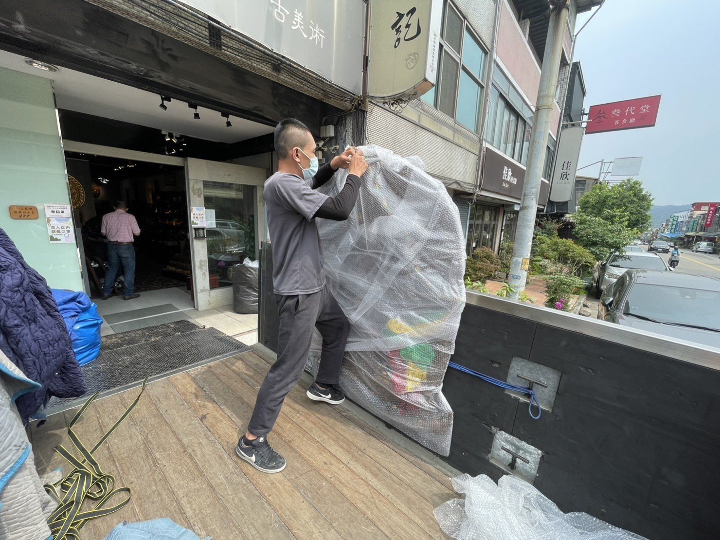 搬家首選【榮福搬家公司】大型唐卡精緻防護包裝、宗教字畫精防護緻包裝、收藏字畫精緻防護包裝、裱框字畫精緻防護包裝、玉雕神像精緻防護包裝、石雕神像精緻防護包裝、收藏神像精緻防護包裝、銅製神像藝術品精緻防護包裝、樹瘤佛像精緻防護包裝、宗教文物、佛具用品、檜木雕刻佛像、西藏佛具用品店搬運、佛像精緻防護包裝、佛禪搬運、跨縣市搬家、搬工計時、搬大型佛像、搬大型重物、特殊重物搬運、用心防護、精緻包裝、搬重物技巧、新北搬家公司推薦、搬家車、搬家公司、基隆搬家、南港搬家、桃園搬家公司推薦、台北搬家公司推薦:大台北搬家,精緻包裝搬運「細膩包裝、專業搬運、用心服務、以客為尊」是榮福搬家公司的宗旨與精神。歡迎立即來電02-2651-2727專人服務。 搬家首選【榮福搬家公司】大型唐卡精緻防護包裝、宗教字畫精防護緻包裝、收藏字畫精緻防護包裝、裱框字畫精緻防護包裝、玉雕神像精緻防護包裝、石雕神像精緻防護包裝、收藏神像精緻防護包裝、銅製神像藝術品精緻防護包裝、樹瘤佛像精緻防護包裝、宗教文物、佛具用品、檜木雕刻佛像、西藏佛具用品店搬運、佛像精緻防護包裝、佛禪搬運、跨縣市搬家、搬工計時、搬大型佛像、搬大型重物、特殊重物搬運、用心防護、精緻包裝、搬重物技巧、新北搬家公司推薦、搬家車、搬家公司、基隆搬家、南港搬家、桃園搬家公司推薦、台北搬家公司推薦:大台北搬家,精緻包裝搬運「細膩包裝、專業搬運、用心服務、以客為尊」是榮福搬家公司的宗旨與精神。歡迎立即來電02-2651-2727專人服務。