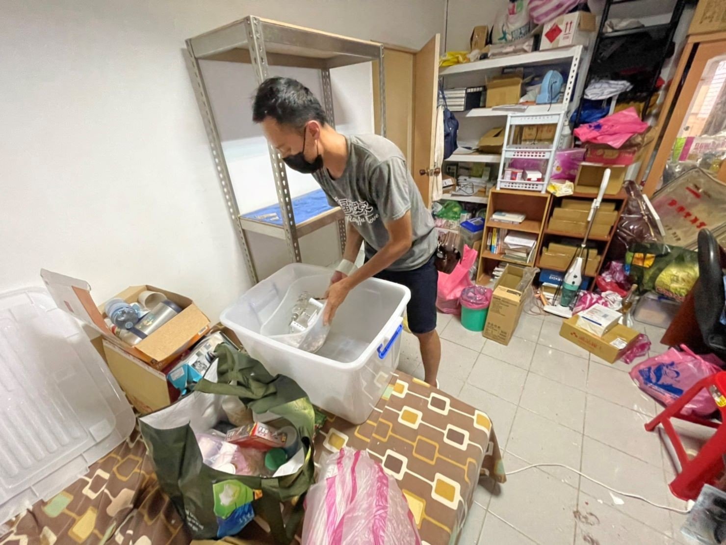 搬家首選、搬家公司推薦、新北搬家公司推薦【榮福搬家公司】精緻搬家、精緻包裝、專人到府裝箱打包、搬家打包、無痛搬家、紙箱搬家、南港搬家、桃園搬家公司推薦、台北搬家、搬家具、冰箱搬運、搬洗衣機、基隆搬家、搬大型家電、床墊搬運、搬queen size床、沙發搬運、搬餐桌椅、茶几搬運、搬衣櫃、搬公司行號、家庭搬家、鋼琴搬運、搬醫療床、搬按摩椅、跨縣市搬家、搬神明桌、搬工計時、搬工服務、人力搬運、搬運、單件家具運送、搬家紙箱、黃色膠帶、氣泡紙、搬家車、搬家估價、搬家公司費用計算,針對顧客都秉持以用心實在專業搬家技巧,搬家實在用心值得您的信賴與選擇。「細膩包裝、專業搬運、用心服務、以客為尊」是榮福搬家公司的宗旨與精神。歡迎立即來電02-2651-2727專人服務。系統式家具拆裝找專業的榮福搬家就對了。 搬家首選、搬家公司推薦、新北搬家公司推薦【榮福搬家公司】精緻搬家、精緻包裝、專人到府裝箱打包、搬家打包、無痛搬家、紙箱搬家、南港搬家、桃園搬家公司推薦、台北搬家、搬家具、冰箱搬運、搬洗衣機、基隆搬家、搬大型家電、床墊搬運、搬queen size床、沙發搬運、搬餐桌椅、茶几搬運、搬衣櫃、搬公司行號、家庭搬家、鋼琴搬運、搬醫療床、搬按摩椅、跨縣市搬家、搬神明桌、搬工計時、搬工服務、人力搬運、搬運、單件家具運送、搬家紙箱、黃色膠帶、氣泡紙、搬家車、搬家估價、搬家公司費用計算,針對顧客都秉持以用心實在專業搬家技巧,搬家實在用心值得您的信賴與選擇。「細膩包裝、專業搬運、用心服務、以客為尊」是榮福搬家公司的宗旨與精神。歡迎立即來電02-2651-2727專人服務。系統式家具拆裝找專業的榮福搬家就對了。