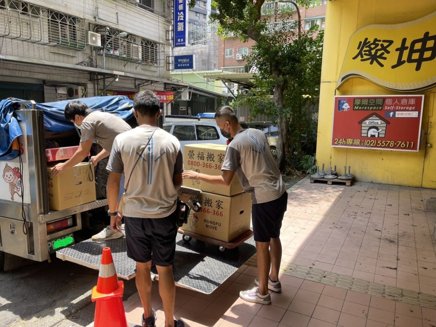 搬家公司推薦、新北搬家推薦【榮福搬家公司】南港搬家、桃園搬家公司推薦、台北搬家公司推薦、搬家具、冰箱搬運、基隆搬家、搬家電、床墊搬運、倉儲搬運、沙發搬運、搬茶几、床組拆裝、衣櫃拆裝、衣櫃搬運、洗衣機搬運、搬運餐桌、搬按摩椅、單件家具運送、跨縣市搬家、吊車搬家、吊車搬運、吊掛家具搬運、無痛搬家、大型家具搬運、家庭搬家、搬鋼琴、搬工計時、搬工服務、人力搬運、搬運、搬家紙箱,針對顧客都秉持以用心實在專業搬家技巧,搬家實在用心值得您的信賴與選擇。歡迎來電咨詢02-2651-2727,榮福搬家有專員立即為您服務。 搬家公司推薦、新北搬家推薦【榮福搬家公司】南港搬家、桃園搬家公司推薦、台北搬家公司推薦、搬家具、冰箱搬運、基隆搬家、搬家電、床墊搬運、倉儲搬運、沙發搬運、搬茶几、床組拆裝、衣櫃拆裝、衣櫃搬運、洗衣機搬運、搬運餐桌、搬按摩椅、單件家具運送、跨縣市搬家、吊車搬家、吊車搬運、吊掛家具搬運、無痛搬家、大型家具搬運、家庭搬家、搬鋼琴、搬工計時、搬工服務、人力搬運、搬運、搬家紙箱,針對顧客都秉持以用心實在專業搬家技巧,搬家實在用心值得您的信賴與選擇。歡迎來電咨詢02-2651-2727,榮福搬家有專員立即為您服務。