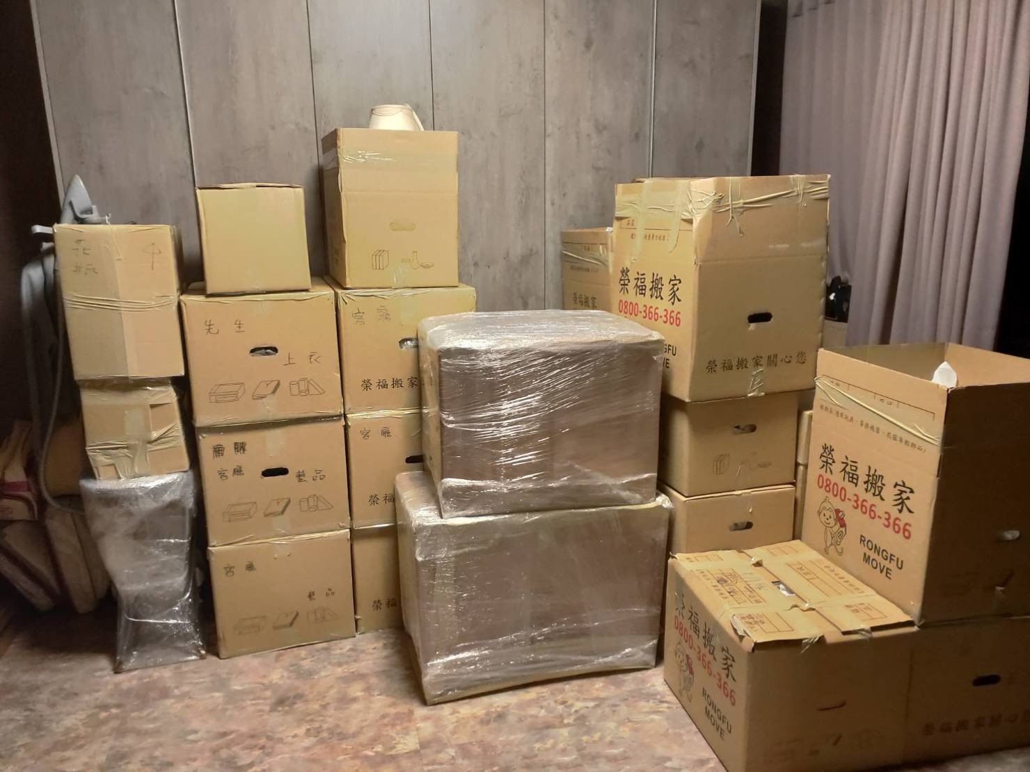搬家推薦【榮福搬家】搬家口碑第一、台北搬家、新北搬家:師傅們將搬運物件及箱子搬到顧客指定位置整齊擺放。 搬家推薦【榮福搬家】搬家口碑第一、台北搬家、新北搬家:師傅們將搬運物件及箱子搬到顧客指定位置整齊擺放。