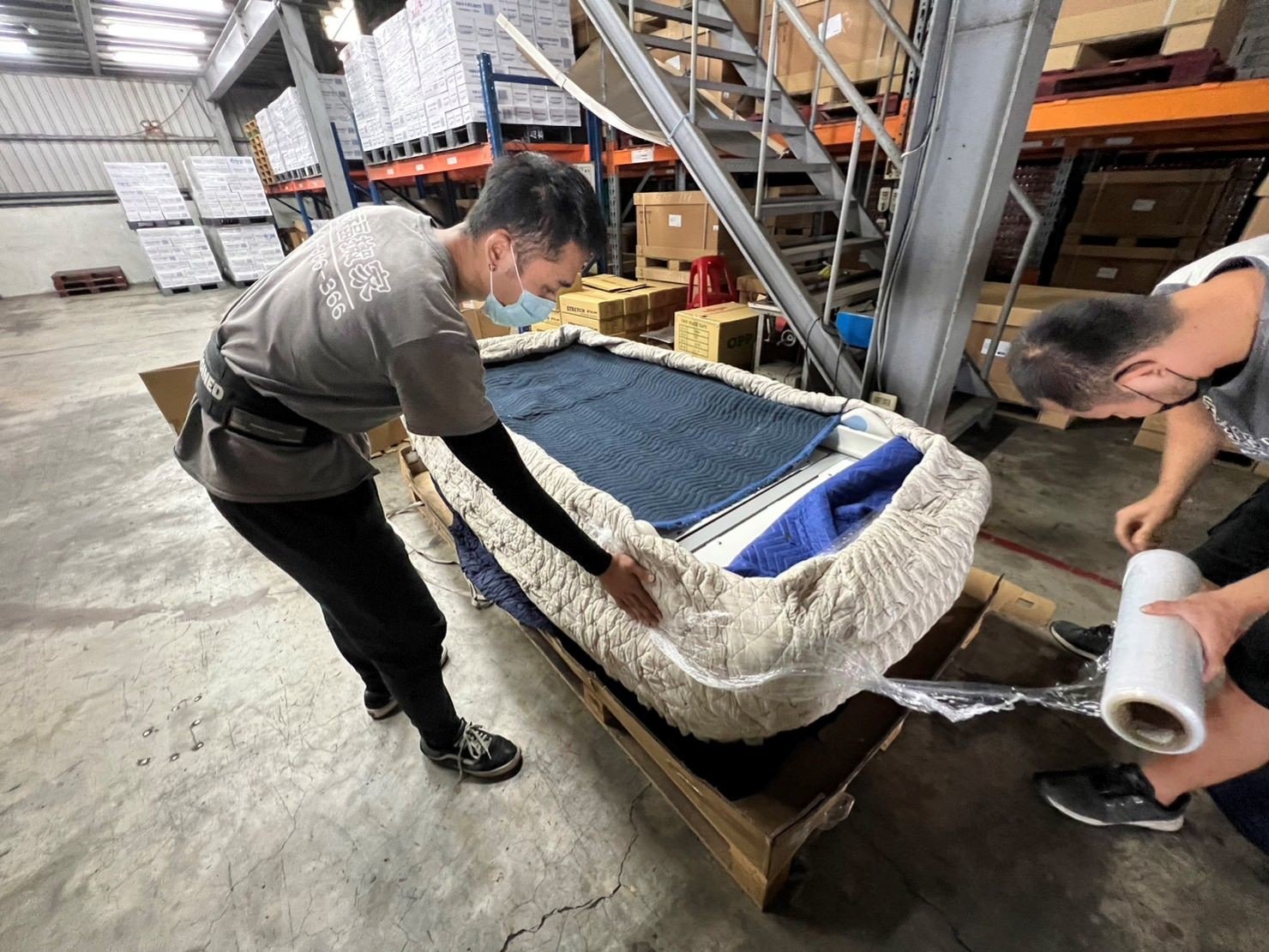 台北搬電動醫療床∣南港搬電動醫療床∣新北搬電動醫療床∣雙北搬電動醫療床∣汐止搬電動醫療床∣五股搬電動醫療床∣中永和搬電動醫療床∣板橋搬電動醫療床∣桃園搬電動醫療床,推薦【榮福搬家】屬專業搬家細膩搬運唯一搬重物首選,累積20年各式各樣特殊重物的搬運經驗,專業敏捷快速完成您的各項搬運任務。榮福搬家具備精緻包裝搬運「細膩包裝、專業搬運、用心服務、以客為尊」是榮福搬家公司的宗旨與精神。歡迎立即來電02-2651-2727專人服務。 台北搬電動醫療床∣南港搬電動醫療床∣新北搬電動醫療床∣雙北搬電動醫療床∣汐止搬電動醫療床∣五股搬電動醫療床∣中永和搬電動醫療床∣板橋搬電動醫療床∣桃園搬電動醫療床,推薦【榮福搬家】屬專業搬家細膩搬運唯一搬重物首選,累積20年各式各樣特殊重物的搬運經驗,專業敏捷快速完成您的各項搬運任務。榮福搬家具備精緻包裝搬運「細膩包裝、專業搬運、用心服務、以客為尊」是榮福搬家公司的宗旨與精神。歡迎立即來電02-2651-2727專人服務。